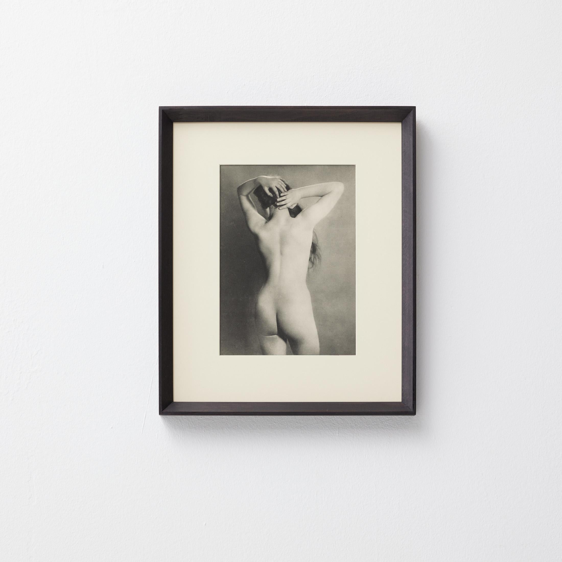 Héliogravure originale publiée dans la première édition de Verve (Vol. 1, No. 1, 1937), une revue d'art de référence éditée par Tériade et imprimée à Paris. Cette image exquise de Man Ray, l'une des figures les plus influentes de la photographie du