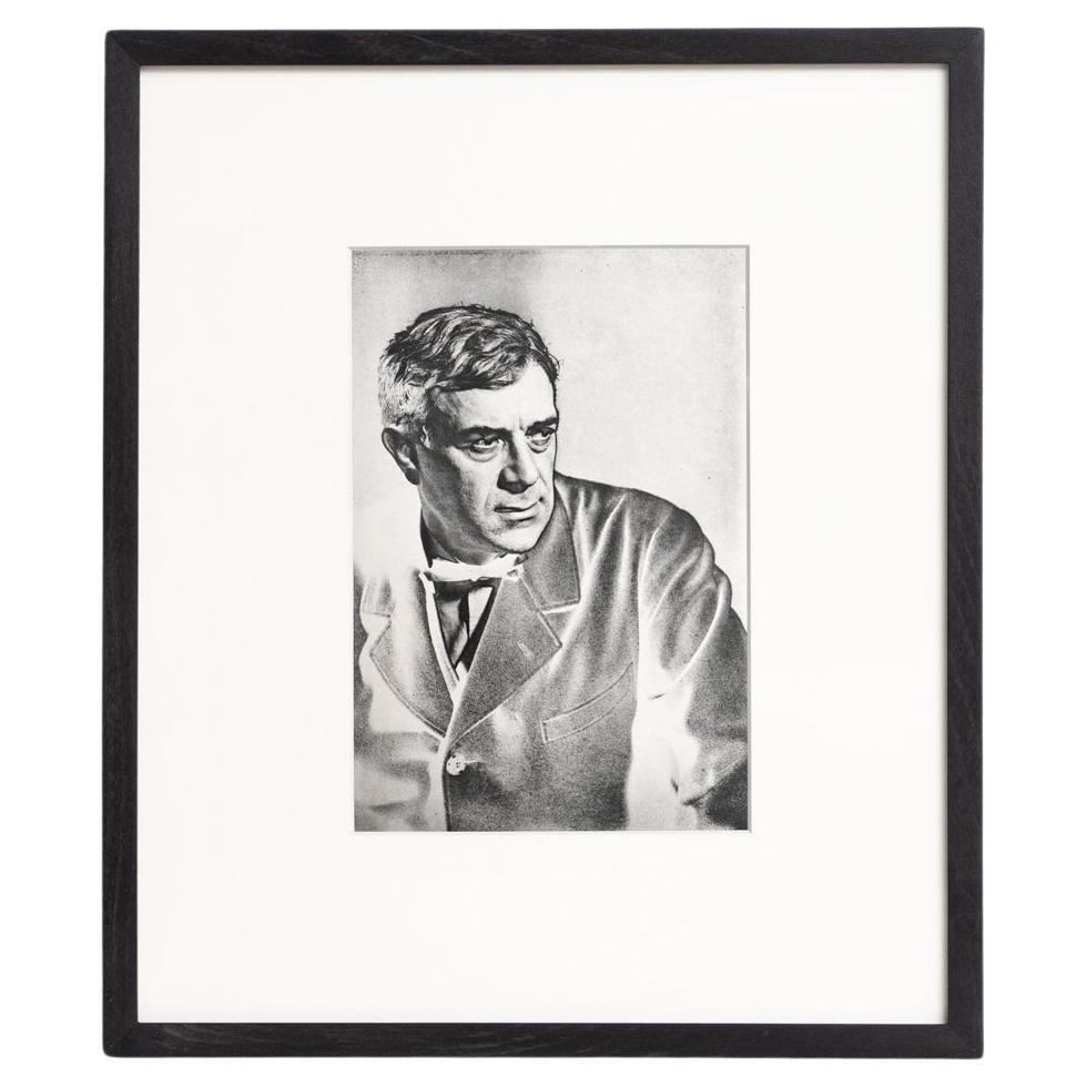 Sumérgete en el mundo surrealista de Man Ray con esta fotografía enmarcada en blanco y negro, una obra maestra del arte surrealista. Impresa en heliograbado, esta obra de arte forma parte de una edición limitada de 1000 ejemplares, publicada por el
