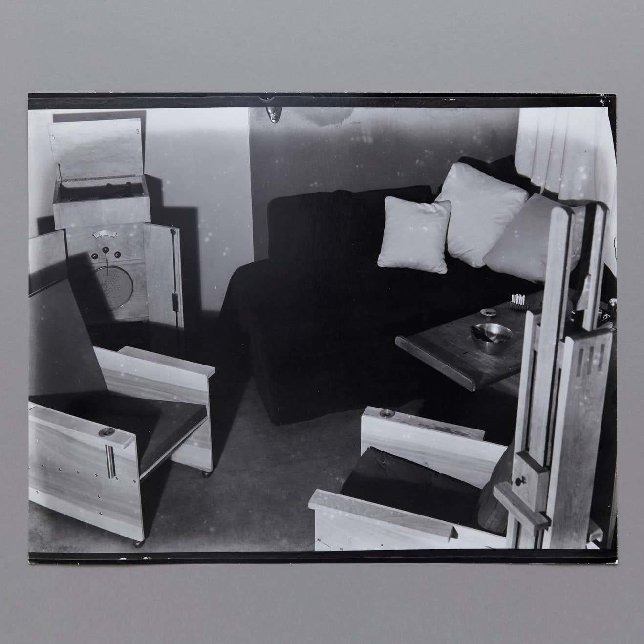 Le Studio Man Ray photographié par Man Ray.

Tirage posthume d'après le négatif original vers 1970 par Pierre Gassmann. Gélatine bromure d'argent.

Né (Philadelphie, 1890 - Paris, 1976) Emmanuel Radnitzky, Man Ray adopte son pseudonyme en 1909