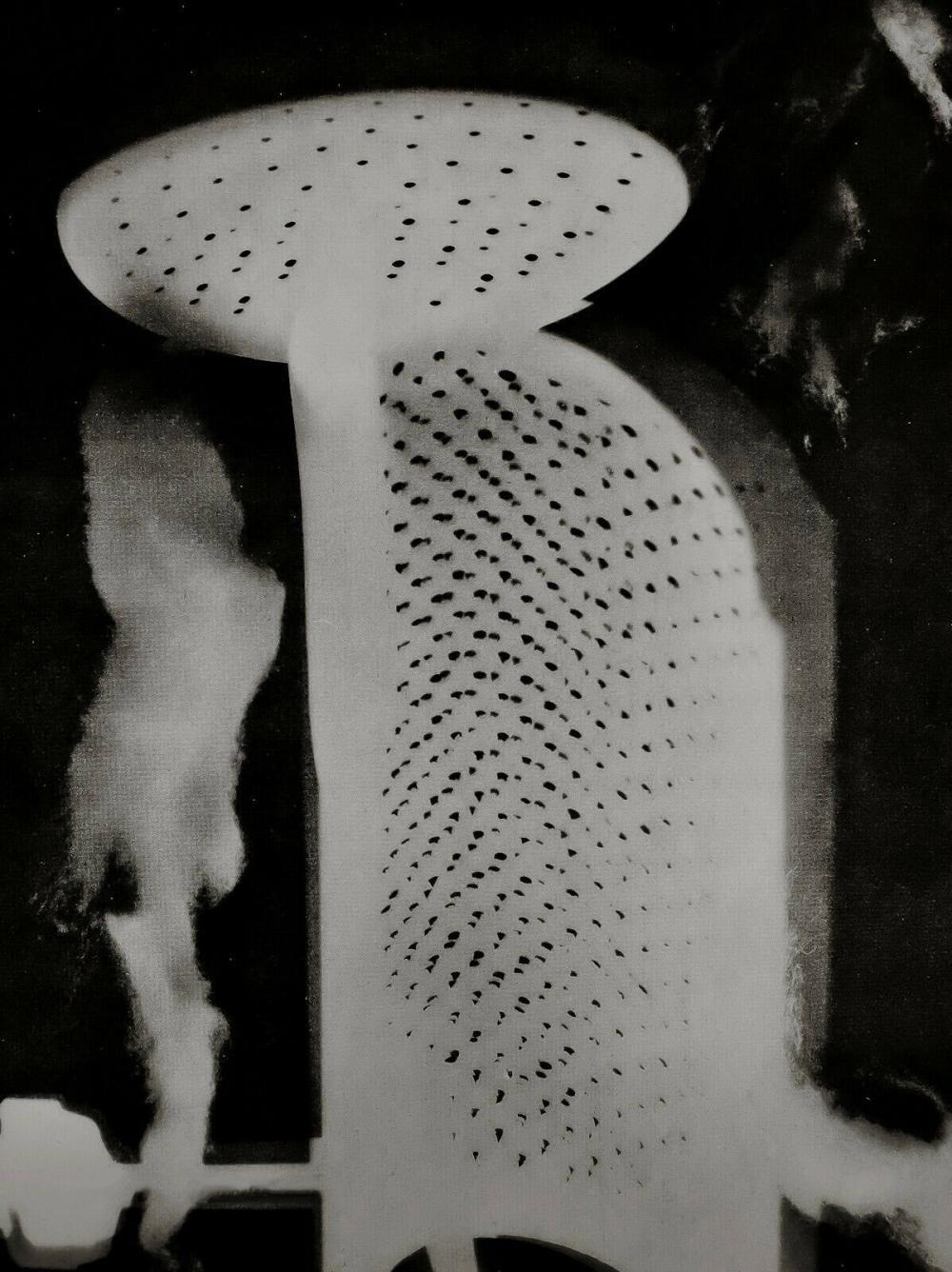 Man Ray Portrait Photograph – MAN RAY (1890-1976), ABSTRACT RAYOGRAPHY, 1922 Fotogravur, FIRST EDITION