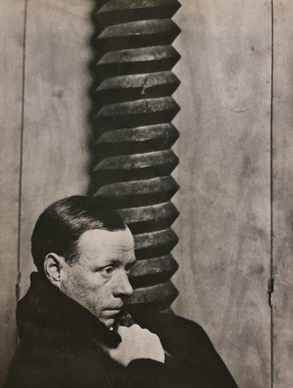 Man Ray Portrait Photograph – MAN RAY (1890-1976), SINCLAIR LEWIS, 1930 Fotogravur, FIRST EDITION