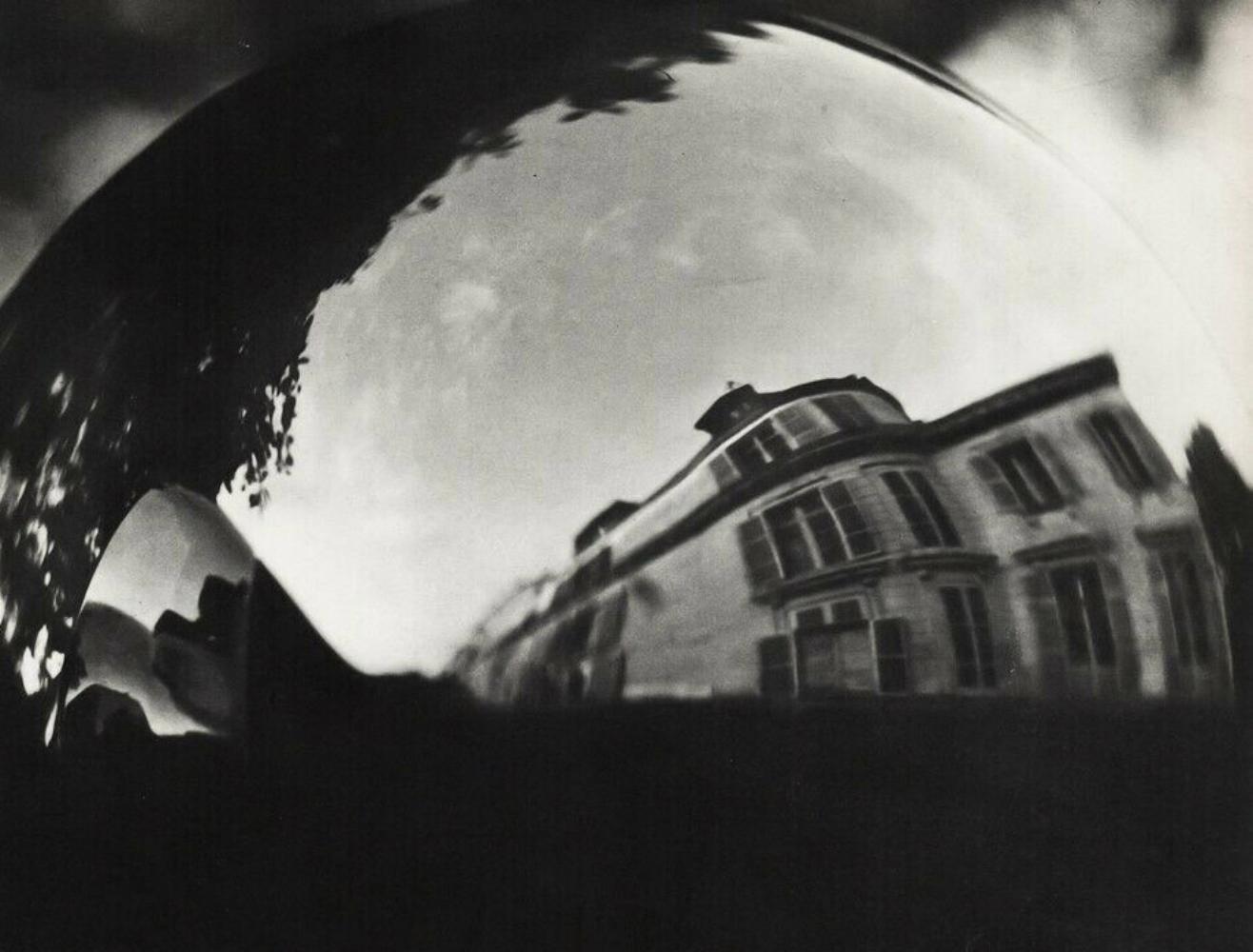 Man Ray Portrait Photograph – MAN RAY (1890-1976), SURREAL DISTORTED HOUSE, 1920 Fotogravur, FIRST EDITION