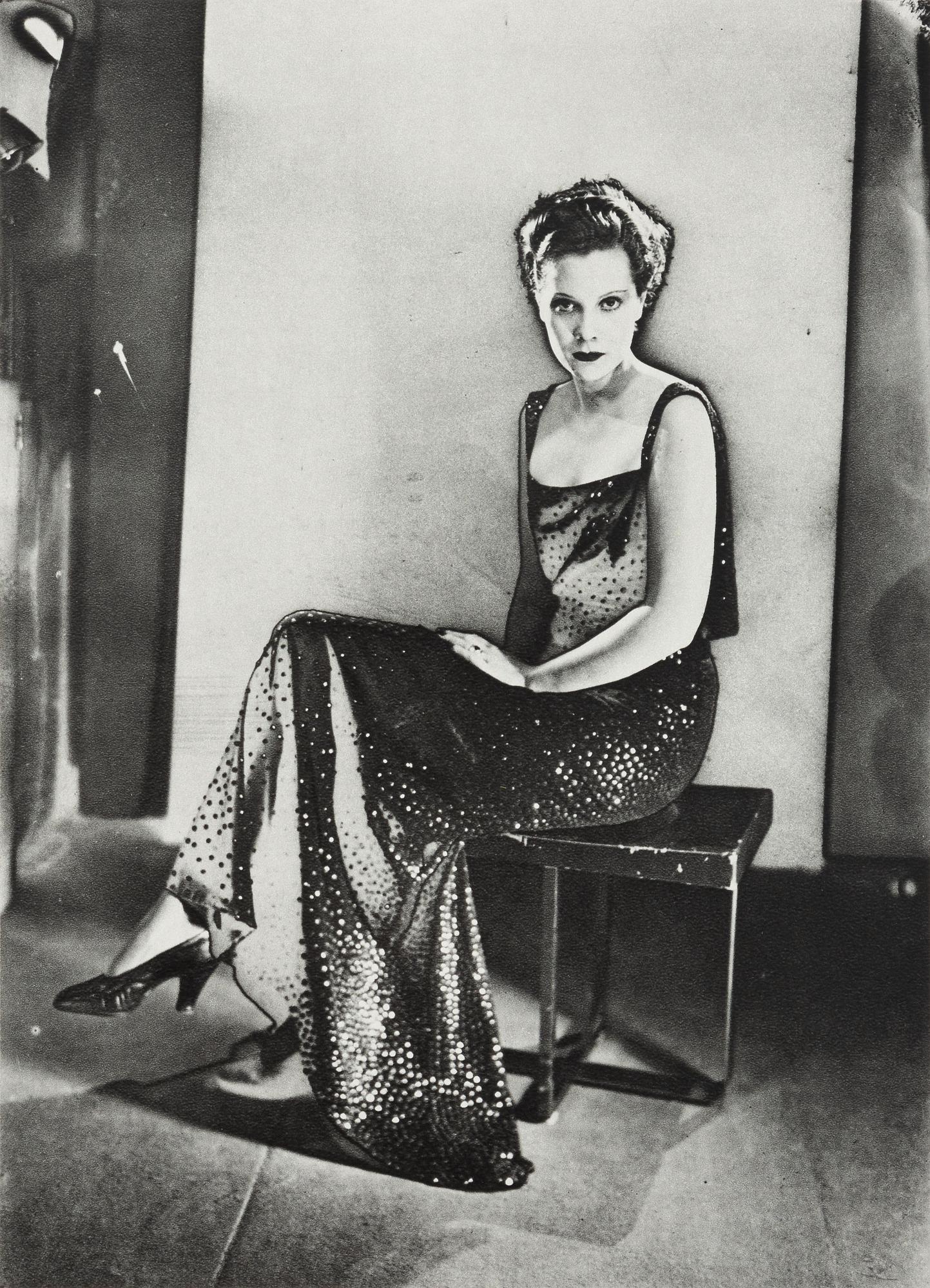 Héliograbado sobre papel vélin. Inscripción: sin firmar y sin numerar, tal como se emitió. Buen estado. Notas: Del folio, Man Ray, Electa Editrice Portfolios, 1980. Publicado e impreso por el Gruppo Editoriale Electra, Milán, 1980. Extracto del