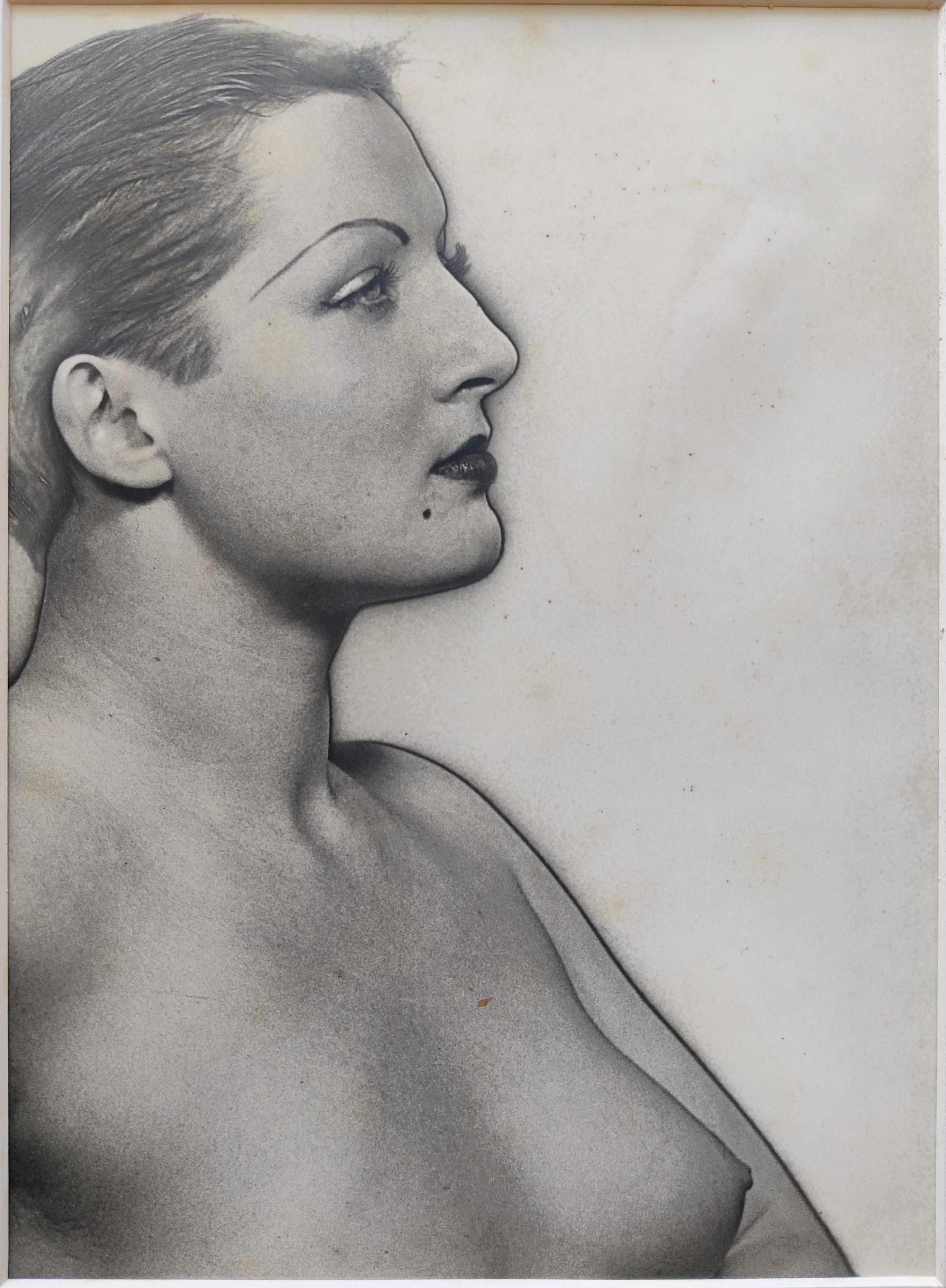 Man Ray
Femmes # 10, 1930S
Gelatinesilberdruck, gedruckt 1981 von Paolo Vandrasch unter der Aufsicht von Juliette Man Ray
Fotoformat 30 x 22 cm
Rahmengröße 51,3 x 41,2 x 2,5 cm
Ausgabe 17 von 35
Verso mit schwarzer Tinte signiertes Label von Paolo