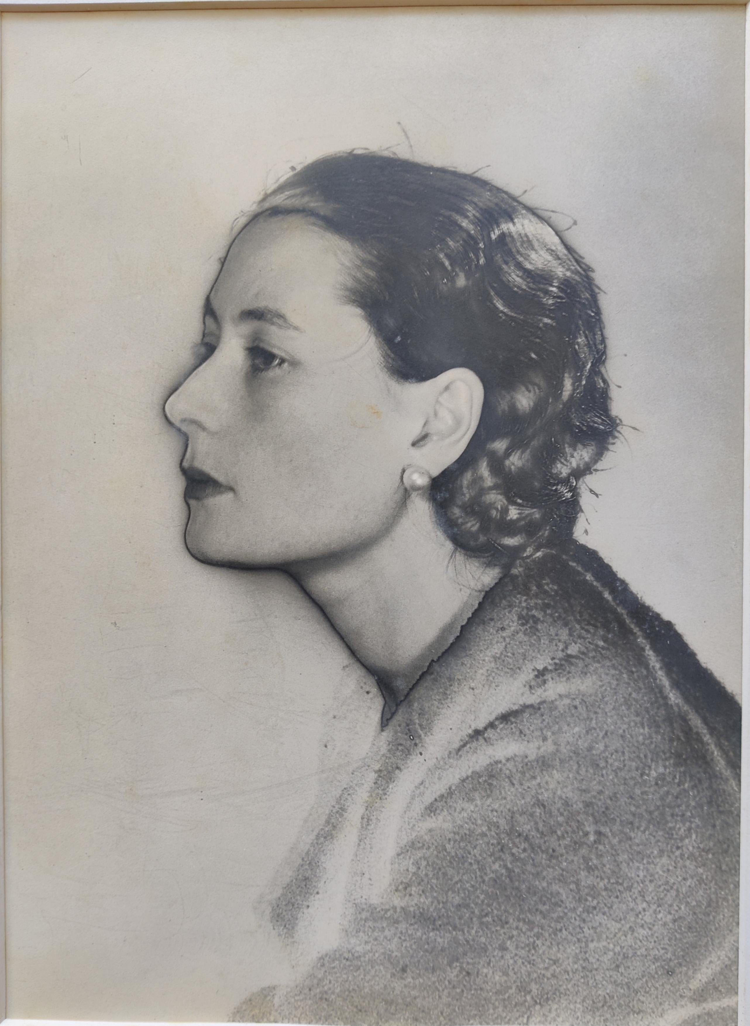 Man Ray
Femmes # 13, 1930S
Gelatinesilberdruck, gedruckt 1981 von Paolo Vandrasch unter der Aufsicht von Juliette Man Ray
Fotoformat 30 x 22 cm
Rahmengröße 51,3 x 41,2 x 2,5 cm
Ausgabe 17 von 35
Verso mit schwarzer Tinte signiertes Label von Paolo