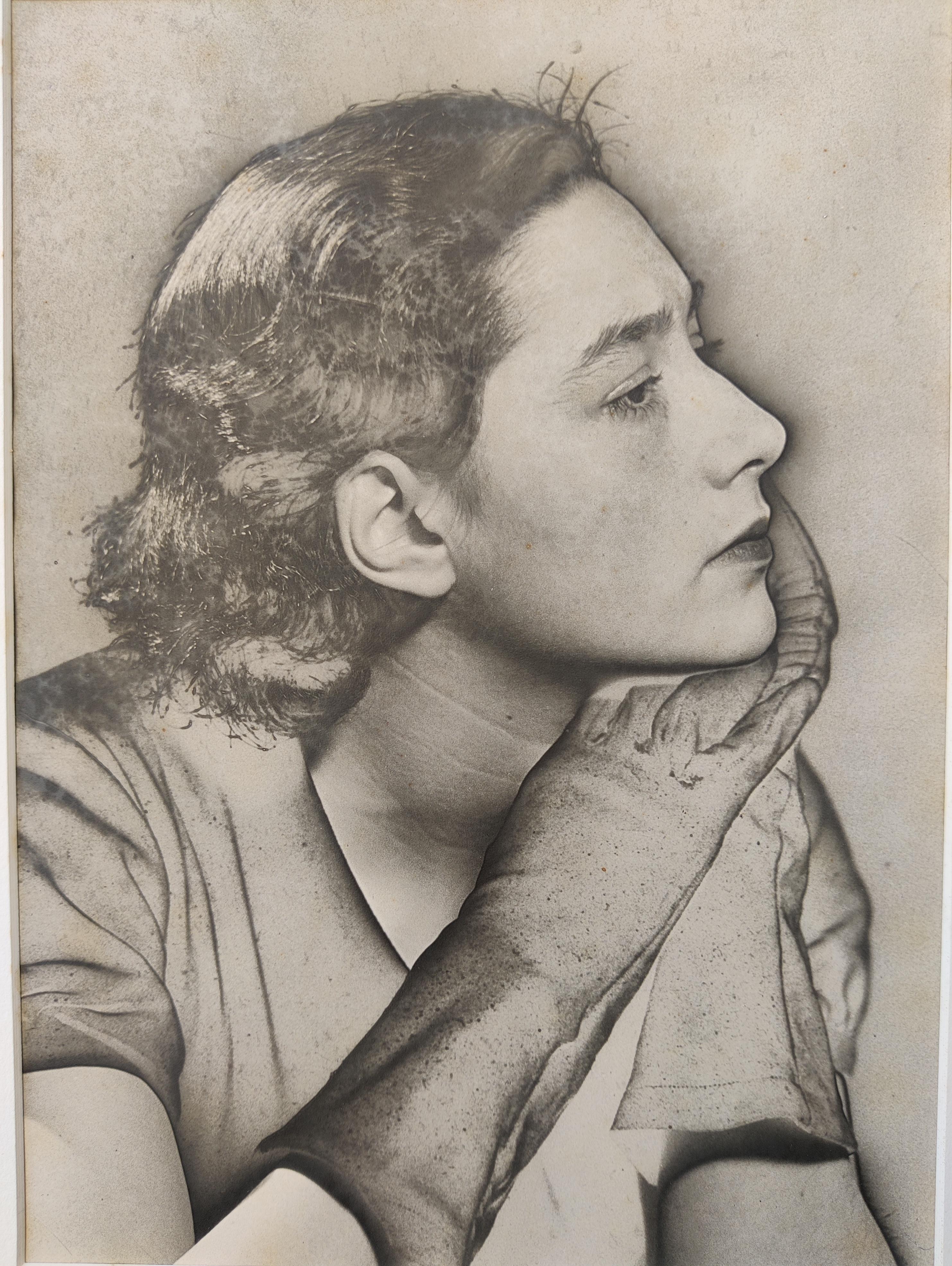 Man Ray
Femmes # 20, 1930S
Gelatinesilberdruck, gedruckt 1981 von Paolo Vandrasch unter der Aufsicht von Juliette Man Ray
Fotoformat 30 x 22 cm
Rahmengröße 51,3 x 41,2 x 2,5 cm
Ausgabe 17 von 35
Verso mit schwarzer Tinte signiertes Label von Paolo
