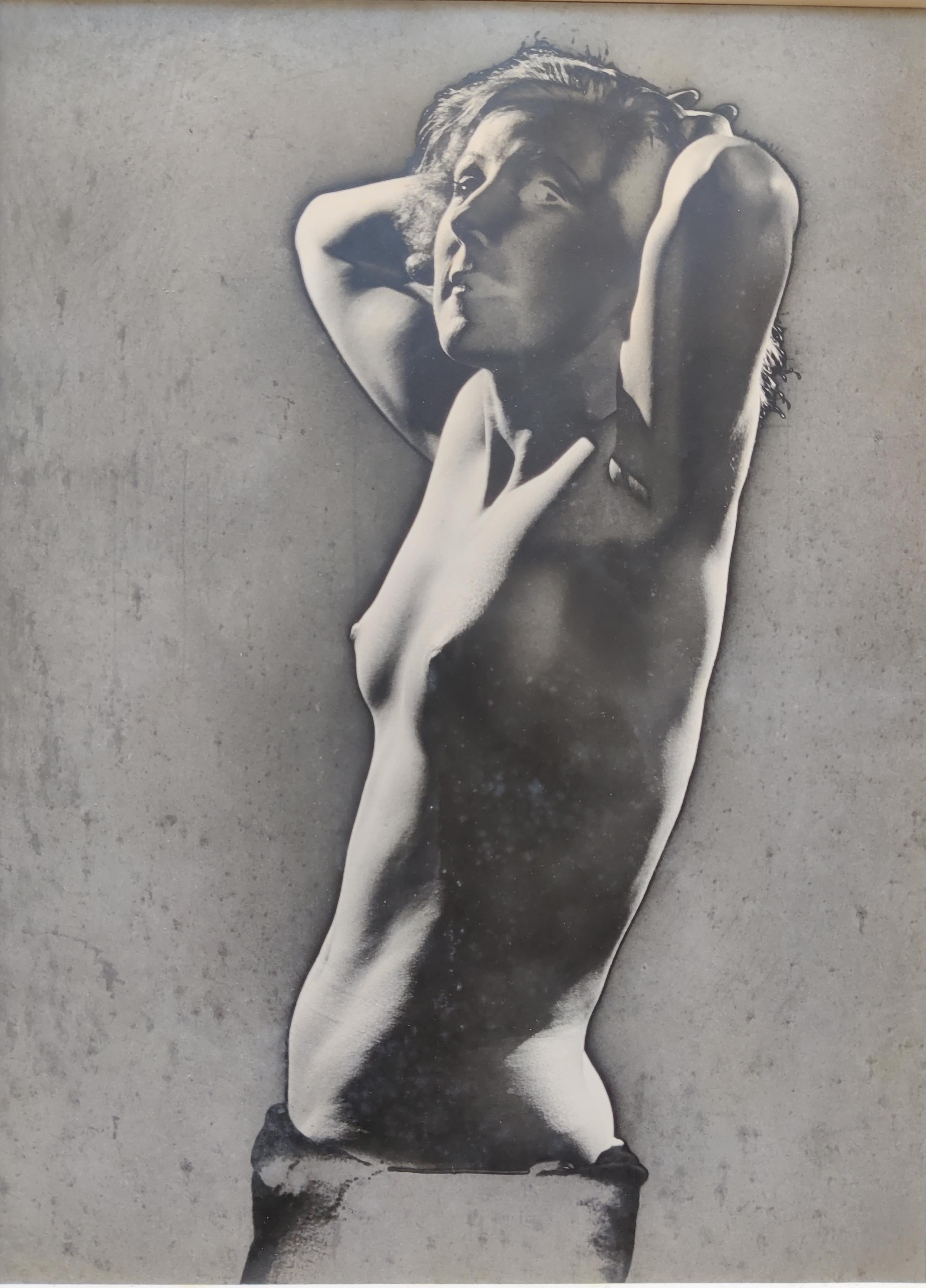 Man Ray
Femmes # 3, 1930S
Gelatinesilberdruck, gedruckt 1981 von Paolo Vandrasch unter der Aufsicht von Juliette Man Ray
Fotoformat 30 x 22 cm
Rahmengröße 51,3 x 41,2 x 2,5 cm
Ausgabe 17 von 35
Verso mit schwarzer Tinte signiertes Label von Paolo