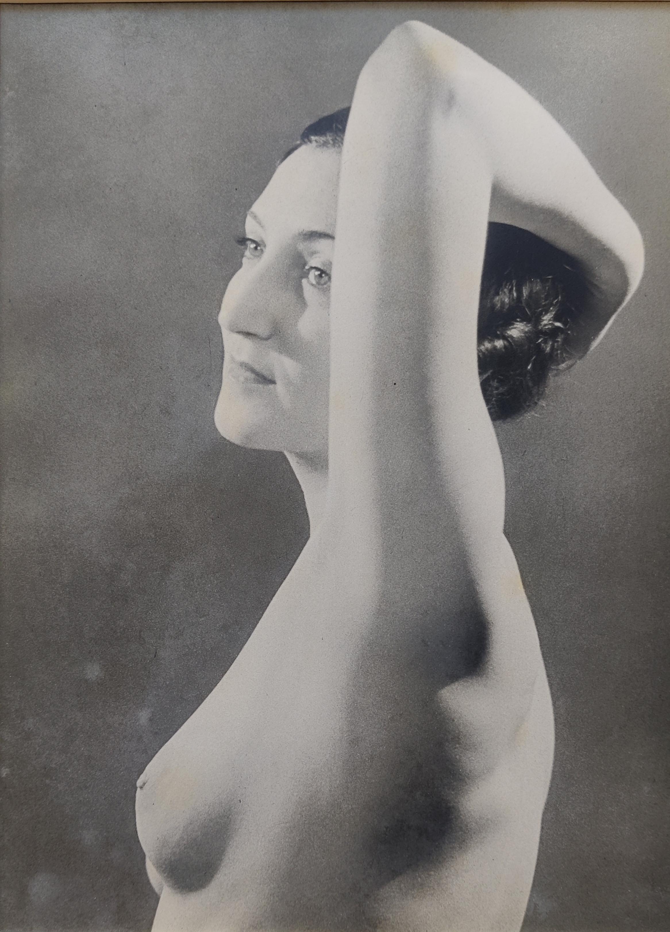 Man Ray
Mujeres # 9, 1930S
Impresión en gelatina de plata, realizada en 1981 por Paolo Vandrasch con la supervisión de Juliette Man Ray
Tamaño de la foto 30 x 22 cm
Tamaño del marco 51,3 x 41,2 x 2,5 cm
Edición 17 de 35
Etiqueta firmada en tinta