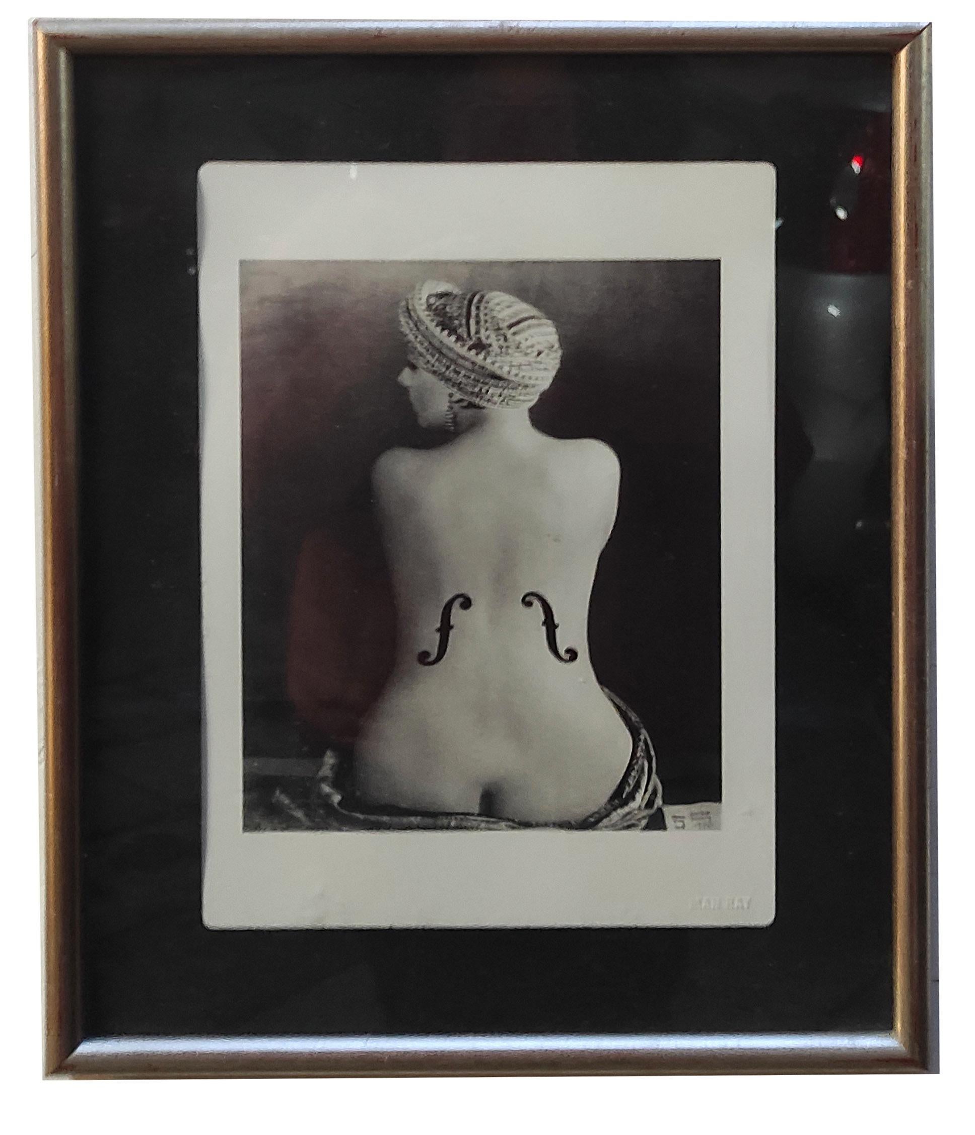 Man Ray "Le violon d'Ingres" - Limited edition photolithograph, 42x30 cm
Embossed signature at lower right
2006 Magnum Photos Edition
With elegant black passepartout
Made in 1924 and now at the Musée National d'Art Moderne in Paris, the work is the