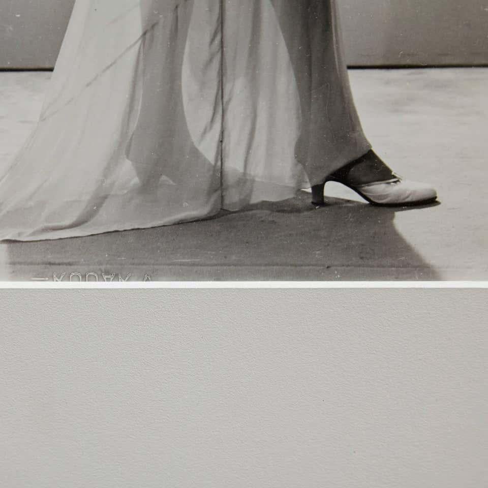 Man Ray Gestempelte schwarz-weiß gerahmte Fotografie eines Modells, um 1970 (Französisch) im Angebot