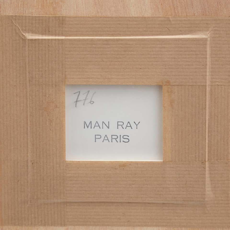 Man Ray Gestempelte schwarz-weiß gerahmte Fotografie eines Modells, um 1970 im Angebot 1