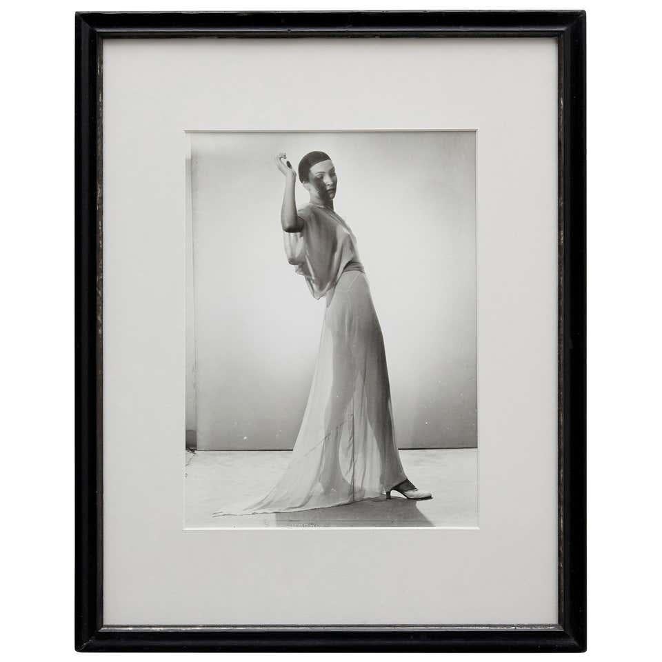 Man Ray Gestempelte schwarz-weiß gerahmte Fotografie eines Modells, um 1970 im Angebot 2
