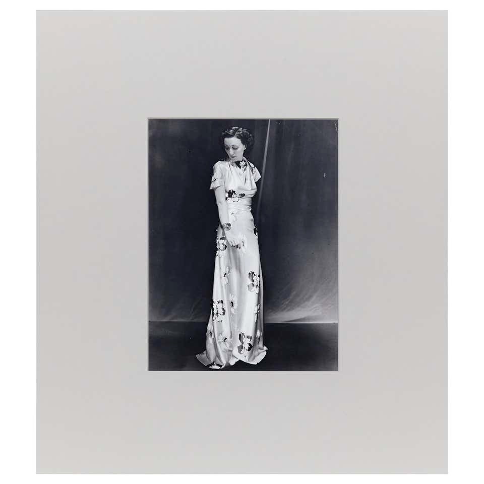 Man Ray photographie une femme