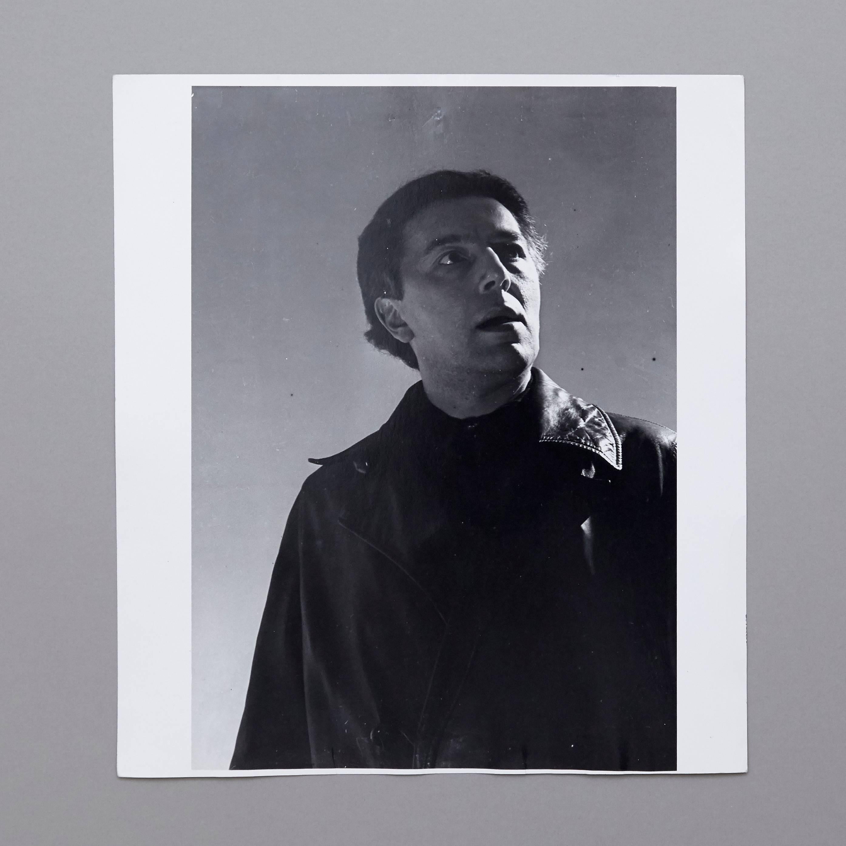 Portrait d'André Breton photographié par Man Ray, 1932.

Un tirage posthume à partir du négatif original en 1977 par Pierre Gassmann.

Gélatine bromure d'argent.

Né (Philadelphie, 1890 - Paris, 1976) Emmanuel Radnitzky, Man Ray adopte son