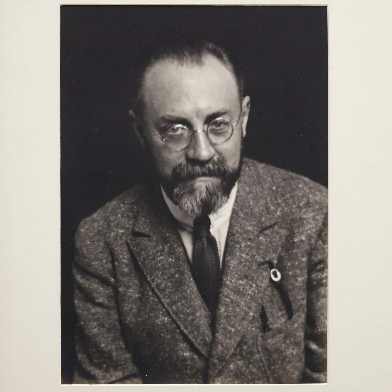 Portrait d'Henri Matisse photographié par Man Ray, vers 1930.

Un tirage posthume à partir du négatif original en 1977 par Pierre Gassmann.

Gélatine bromure d'argent.

Né (Philadelphie, 1890-Paris, 1976) Emmanuel Radnitzky, Man Ray adopte son