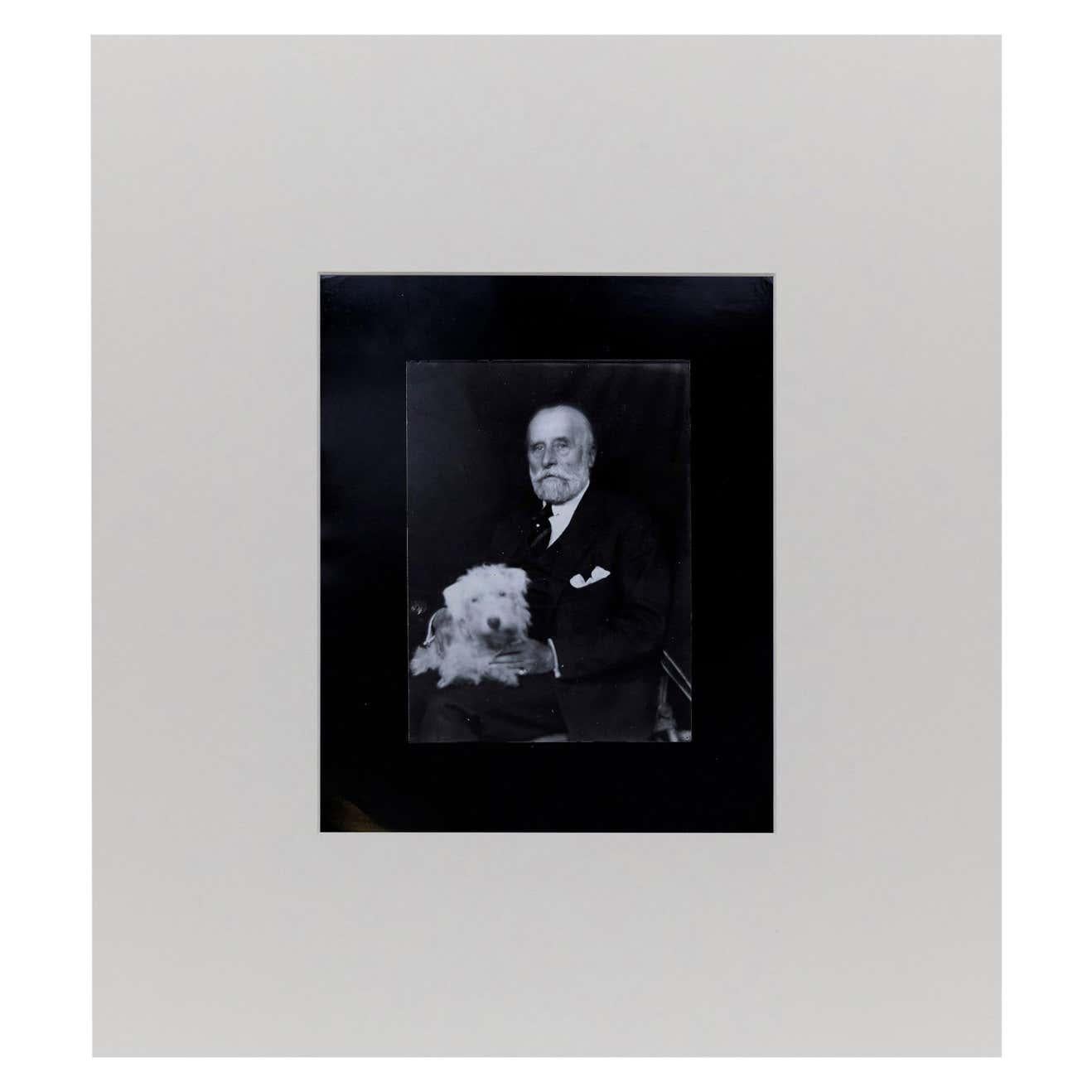 Portrait du couturier français Jacques Doucet photographié par Man Ray, vers 1926.

Un tirage posthume à partir du négatif original en 1977 par Pierre Gassmann.

Gélatine bromure d'argent.

Né (Philadelphie, 1890 - Paris, 1976) Emmanuel Radnitzky,