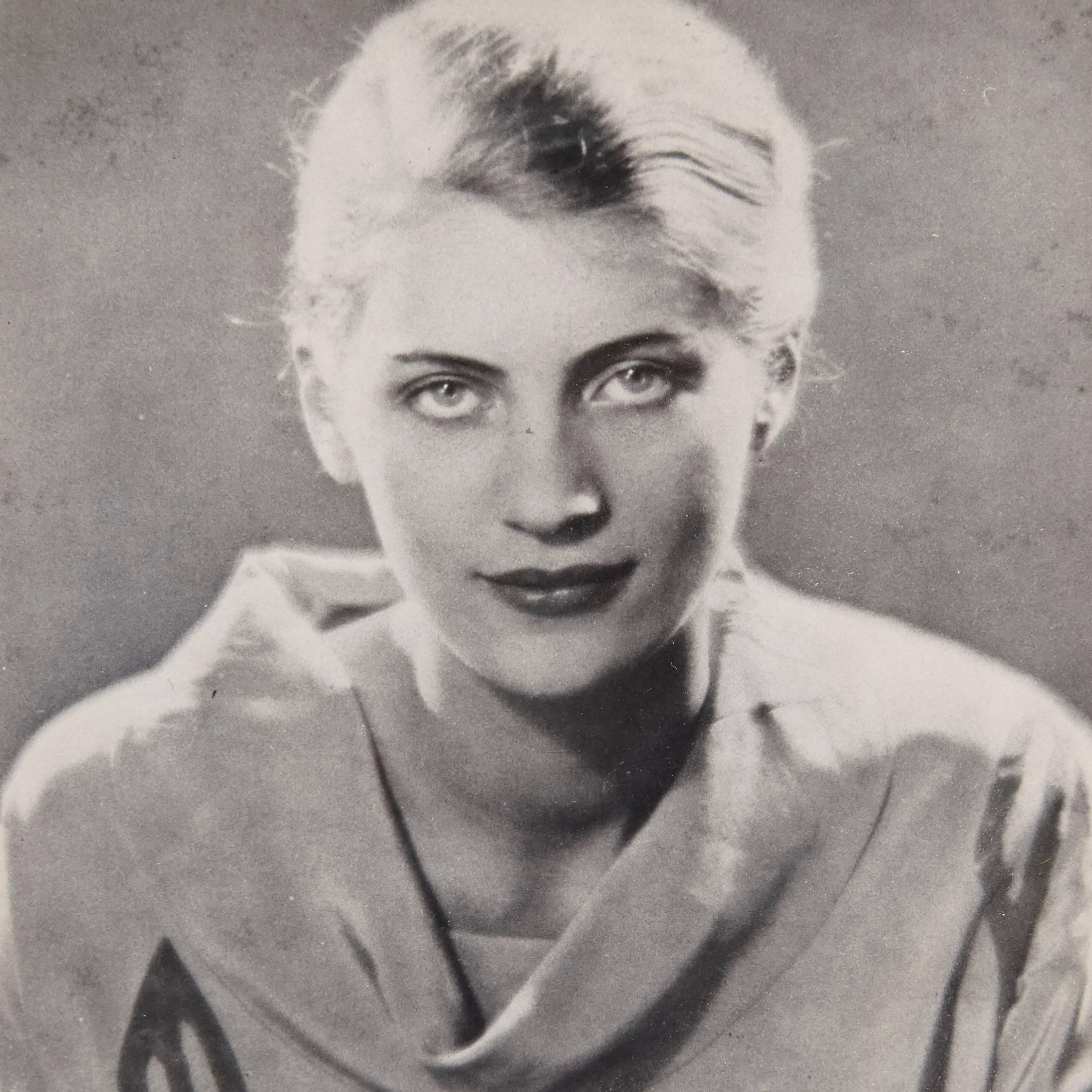 Portrait of Lee Miller photographed by Man Ray, circa 1930.

A posthumous print from the original negative by Pierre Gassmann, circa 1970.

Framed in a 19th century frame.

Born (Philadelphia, 1890-Paris, 1976) Emmanuel Radnitzky, Man Ray