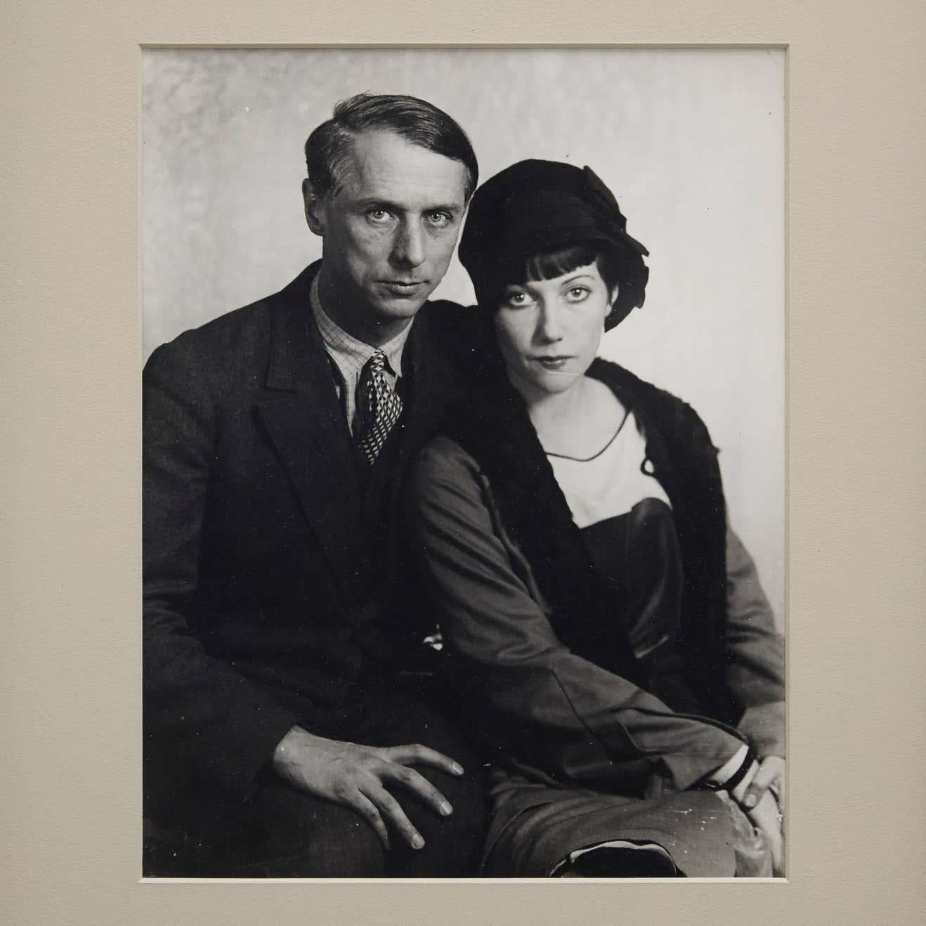 Porträt von Max Ernst und Marie Berthe Aurenche, fotografiert von Man Ray, um 1930.

Ein posthumer Abzug vom Originalnegativ aus dem Jahr 1977 von Pierre Gassmann.

Gelatinesilberbromid.

Der 1909 unter dem Pseudonym Emmanuel Radnitzky