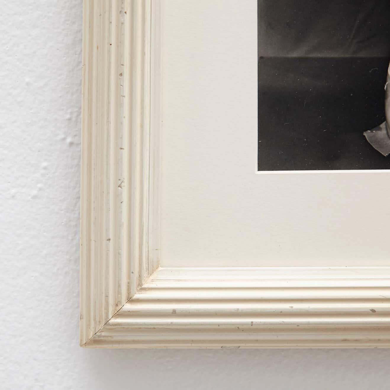 Photographie de Man Ray, vers 1930.

Un tirage posthume à partir du négatif original en 1977 par Pierre Gassmann.

Gélatine argentique au bromure, encadrée dans un cadre du 19e siècle avec verre de musée.

Man Ray (1890-1976) est un artiste