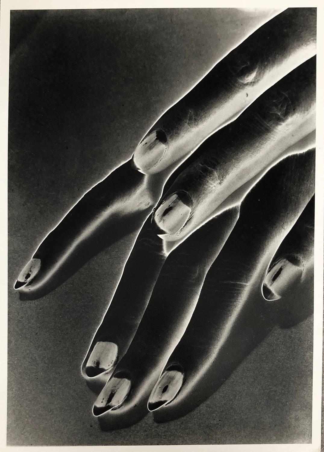 Étude des mains, impression de solarisation négatife, encadrée - Photograph de Man Ray
