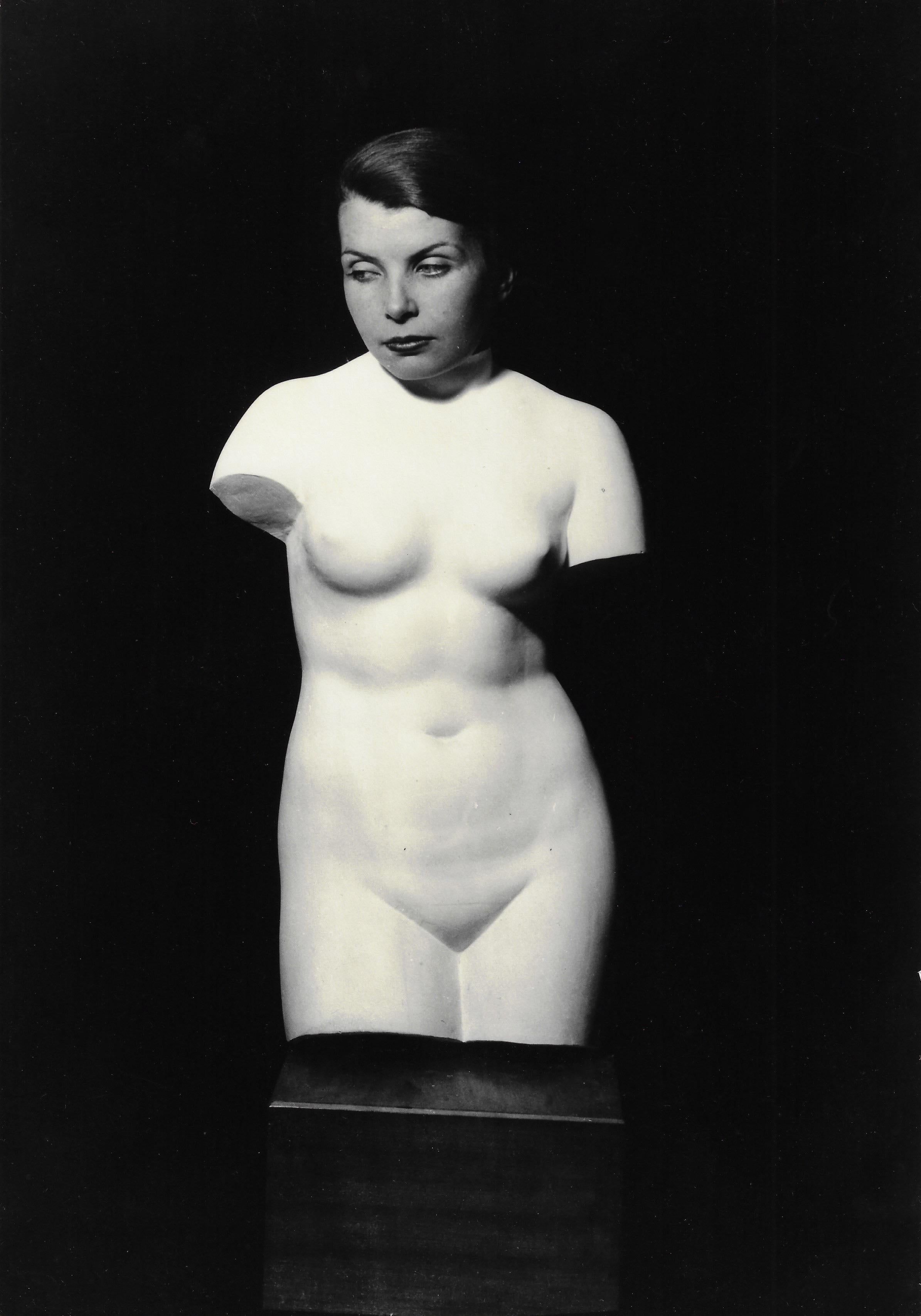 Black and White Photograph di Man Ray - Torso con Mary Gill, 1931 circa