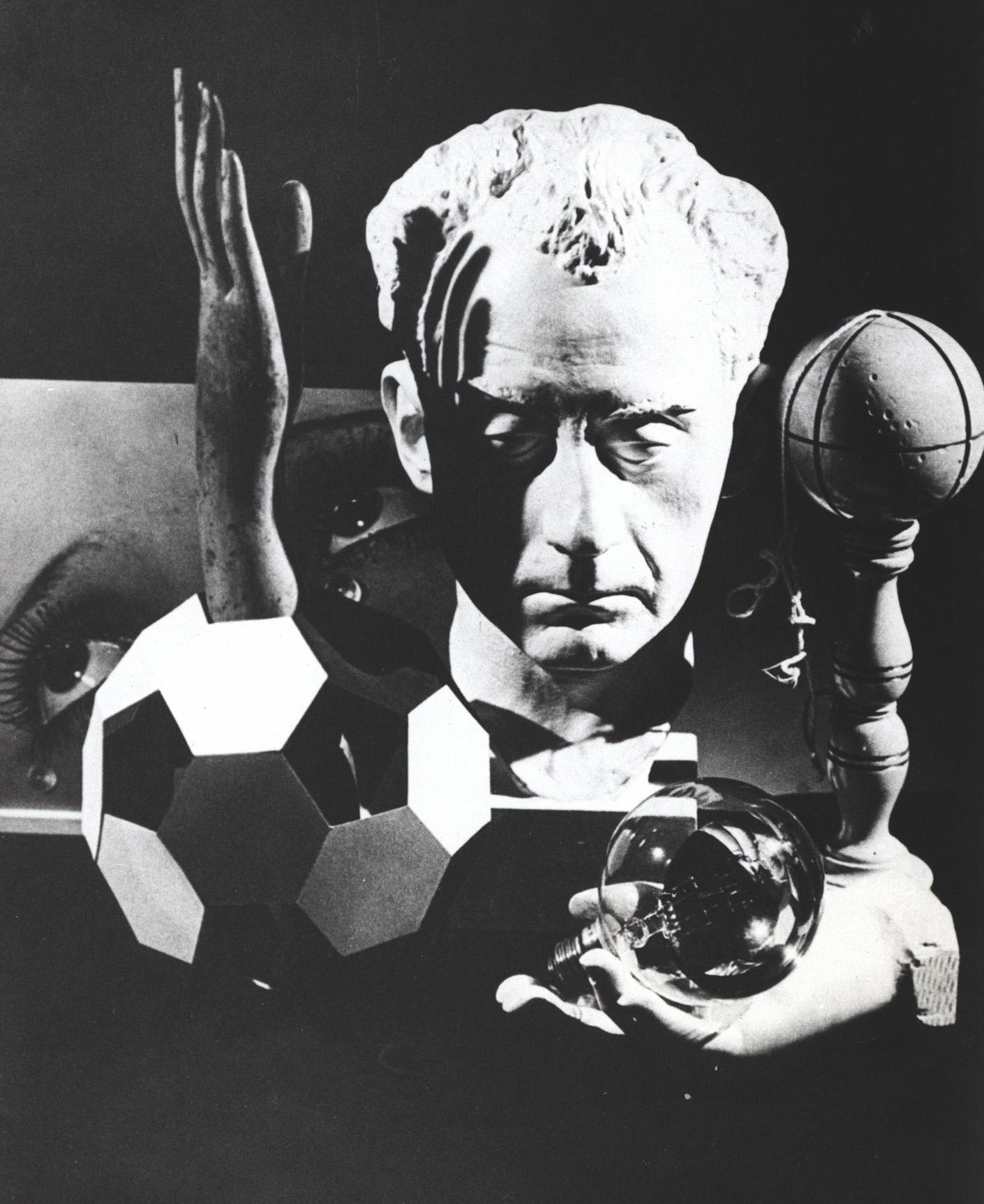 Seltenes Pressefoto von MAN RAY aus den 1970er Jahren, das Man Rays "Projekt für ein Albumcover" (1938) zeigt:

Silber-Gelatine-Druck. 8x10 Zoll. 
Insgesamt guter Vintage-Zustand. Leichte Handhabungsspuren; Oberflächenspuren; Klebeband an den