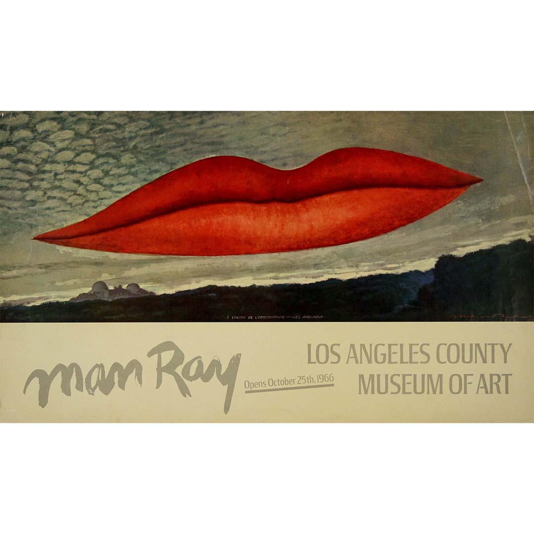El cartel original de 1966 de la exposición de Man Ray "À l'heure de l'observatoire - les amoureux" en el Museo de Arte del Condado de Los Ángeles (LACMA) es una cautivadora pieza de la historia del arte. Este cartel se diseñó para promocionar la