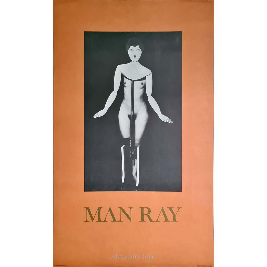 El cartel de la exposición de Man Ray en la Galería Alexandre Iolas, de hacia 1970, es un diseño llamativo y minimalista que capta la esencia del estilo vanguardista y surrealista del artista. Este cartel, creado para una exposición de Alexandre