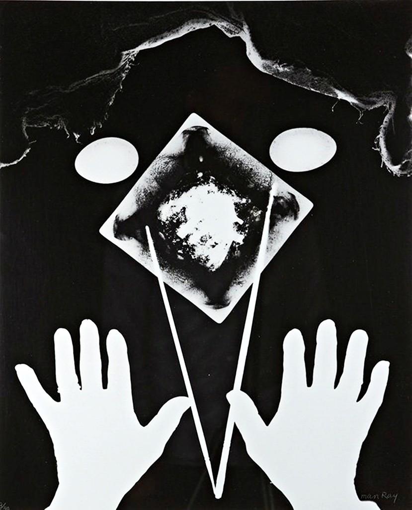 Zwei Hände, Surrealistische Mischtechniken aus der Mitte des Jahrhunderts, signiert/N (Gemini 20 Anselmino 61)  – Mixed Media Art von Man Ray