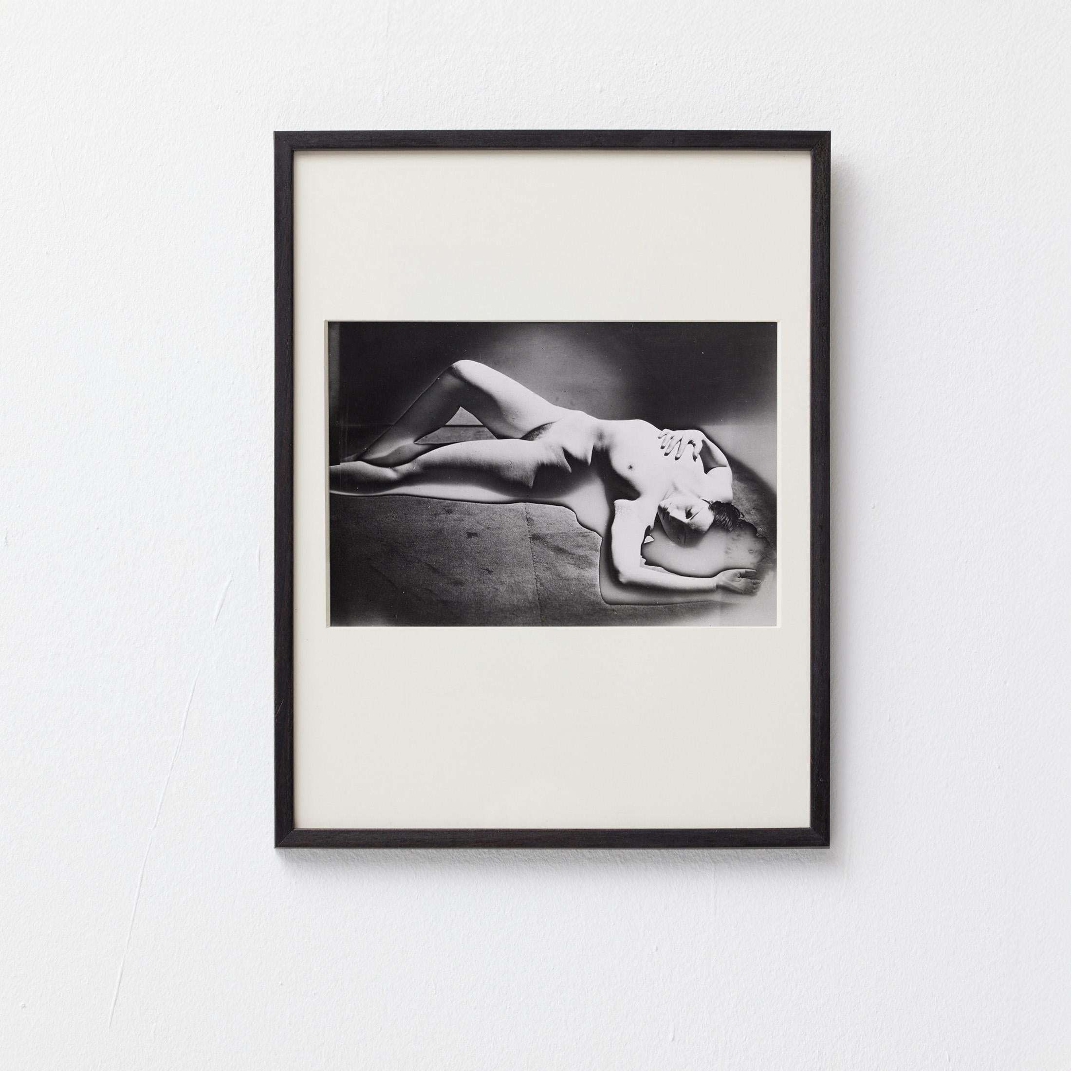 c. 1930 Man Ray - Nudo sdraiato sul pavimento dello Studio A
Stampa vintage alla gelatina d'argento (metà del secolo scorso), con cornice e spedizione gratuita in tutto il mondo

Inondato da una luce laterale teatrale, questo nudo reclinato
