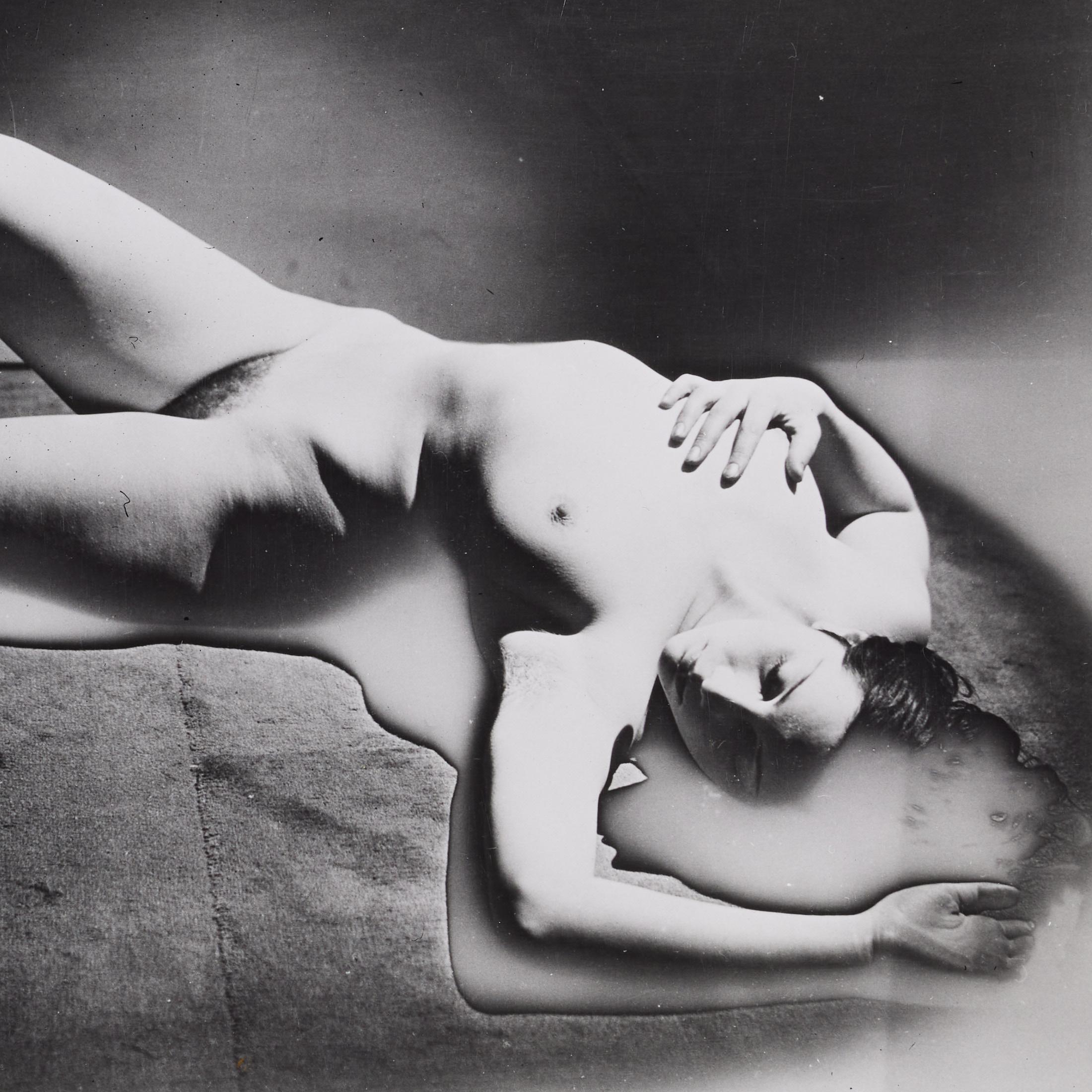 Metà XX secolo Man Ray - Nudo sdraiato (stampa alla gelatina d'argento, metà del secolo scorso), con cornice, circa 1960 in vendita