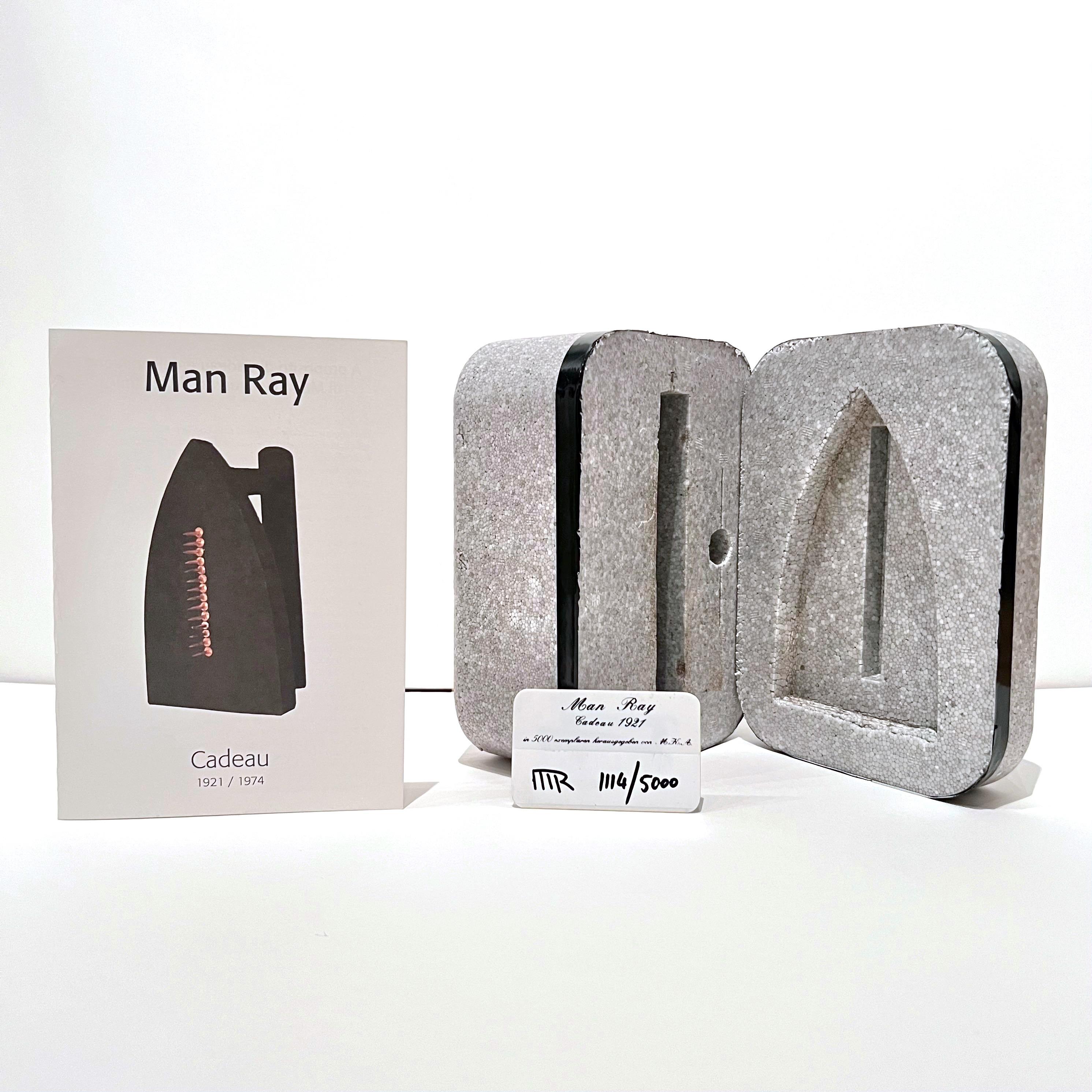 Œuvre d'art emblématique et historique, Le Cadeau de Man Ray est un ready-made précoce créé par l'artiste en 1921 pendant sa période DADA. Typique des penchants pervers et subversifs du mouvement DADA, la pièce fut si populaire - un si brillant