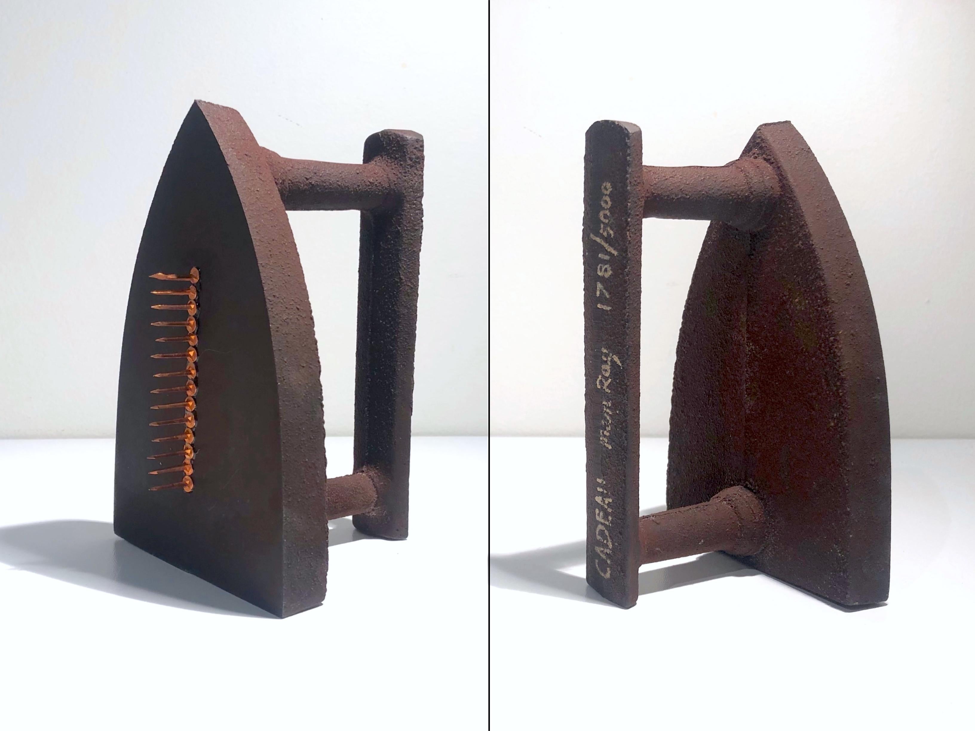 Cadeau - Moderne Sculpture par Man Ray