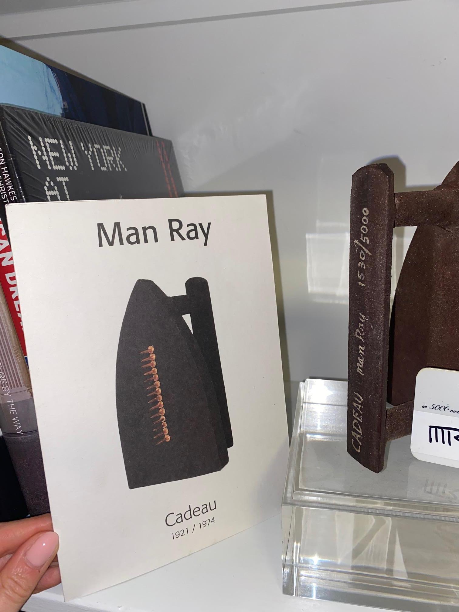 Cadeau (regalo) - Sculpture Contemporaneo di Man Ray