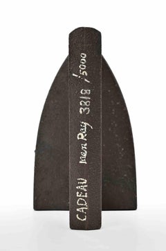 „Cadeau“ – Skulptur von Man Ray – 1974
