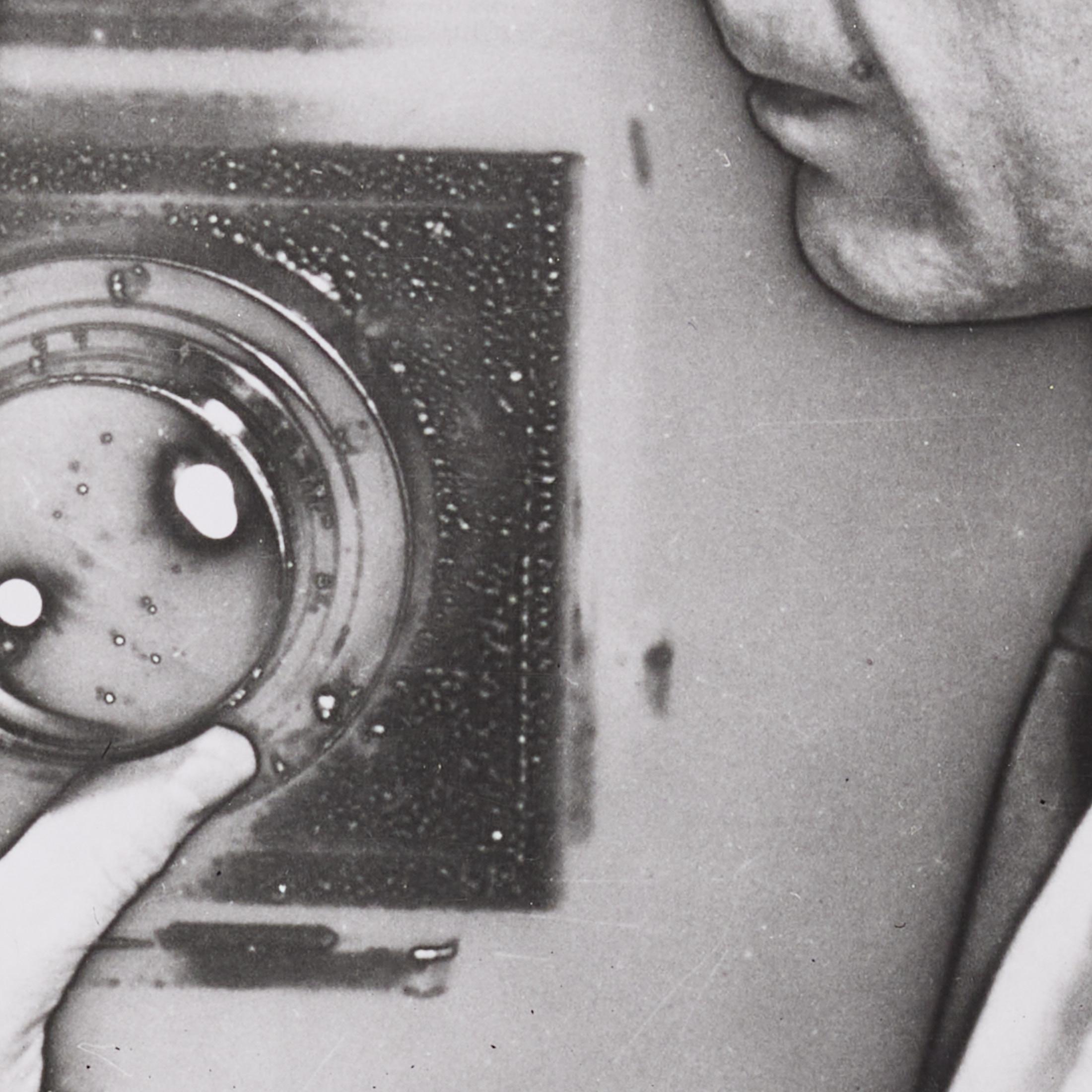 Man Ray Self-Portrait - Gelatine-Silber Archivdruck (1980er Jahre), gerahmt im Angebot 5