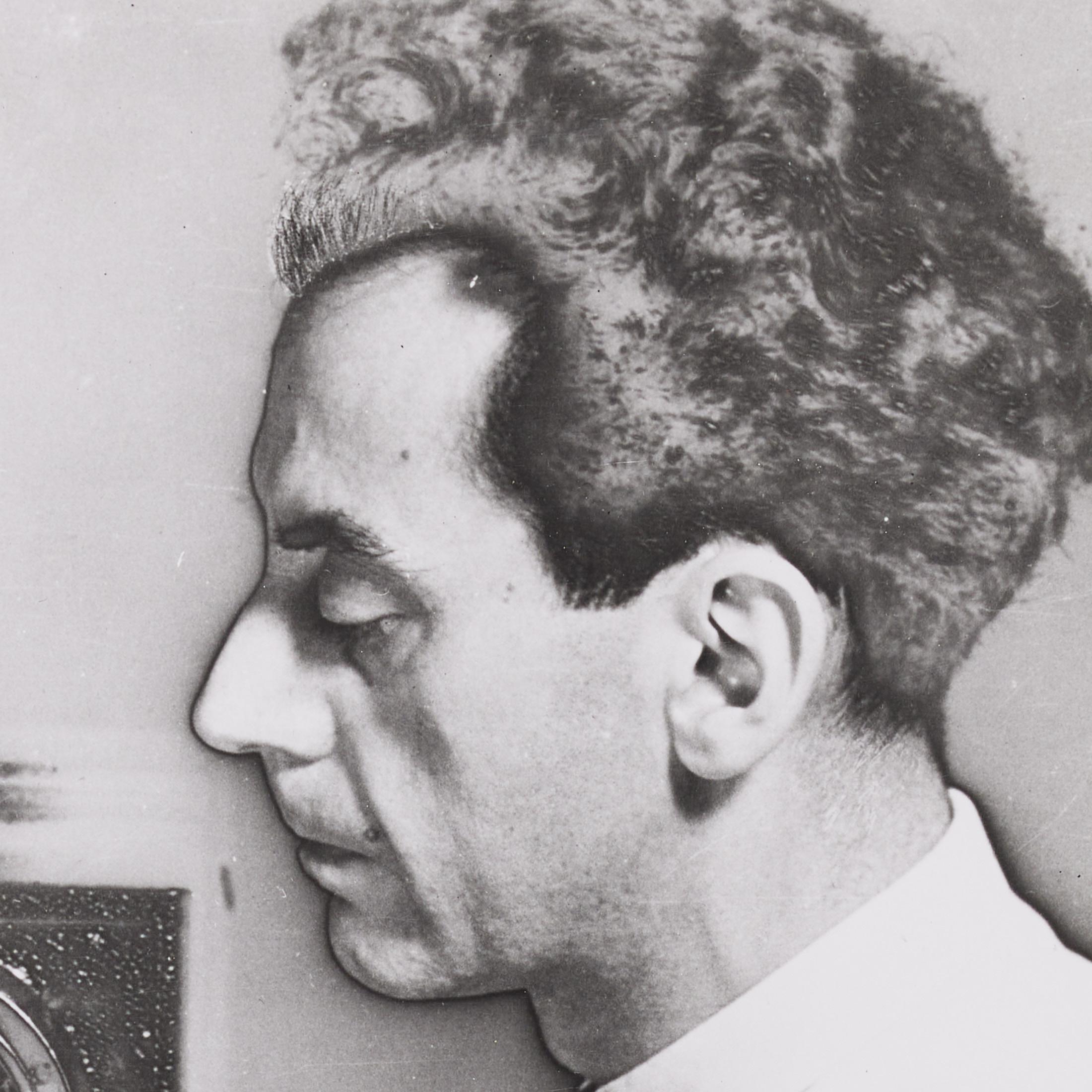 Man Ray Self-Portrait - Gelatine-Silber Archivdruck (1980er Jahre), gerahmt im Angebot 8