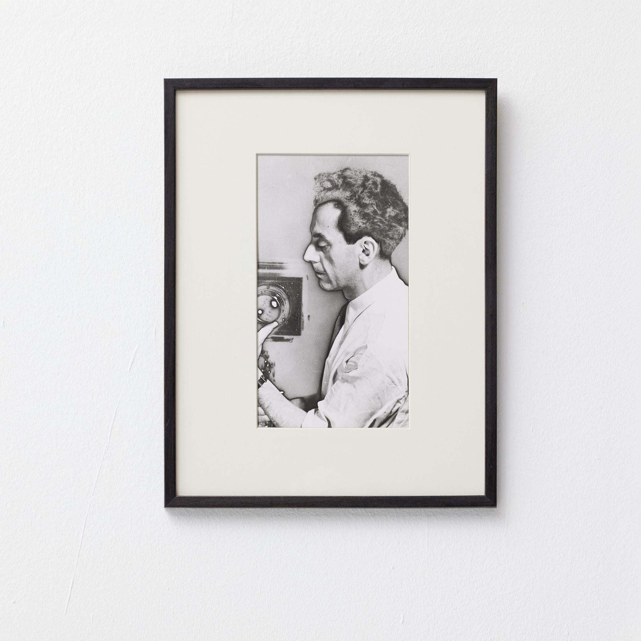 c. 1922 Man Ray Self-Portrait - Gelatine-Silber Archivdruck (1980er Jahre), gerahmt & kostenloser weltweiter Versand

Im Profil, die Kamera an die Wange gedrückt, richtet Man Ray sein Objektiv auf sich selbst in diesem intimen Self-Portrait, das um