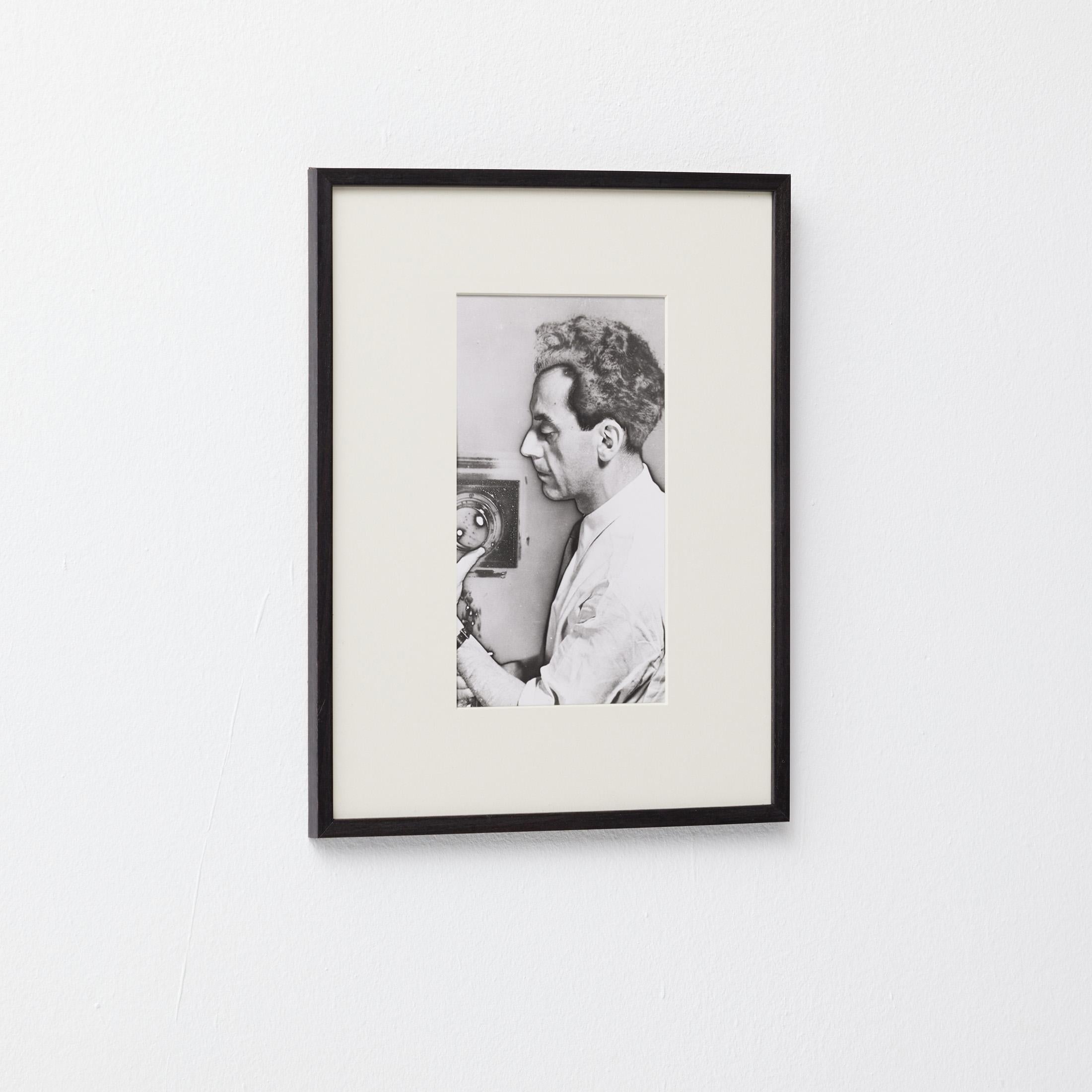 Man Ray Self-Portrait - Gelatine-Silber Archivdruck (1980er Jahre), gerahmt (Moderne der Mitte des Jahrhunderts) im Angebot