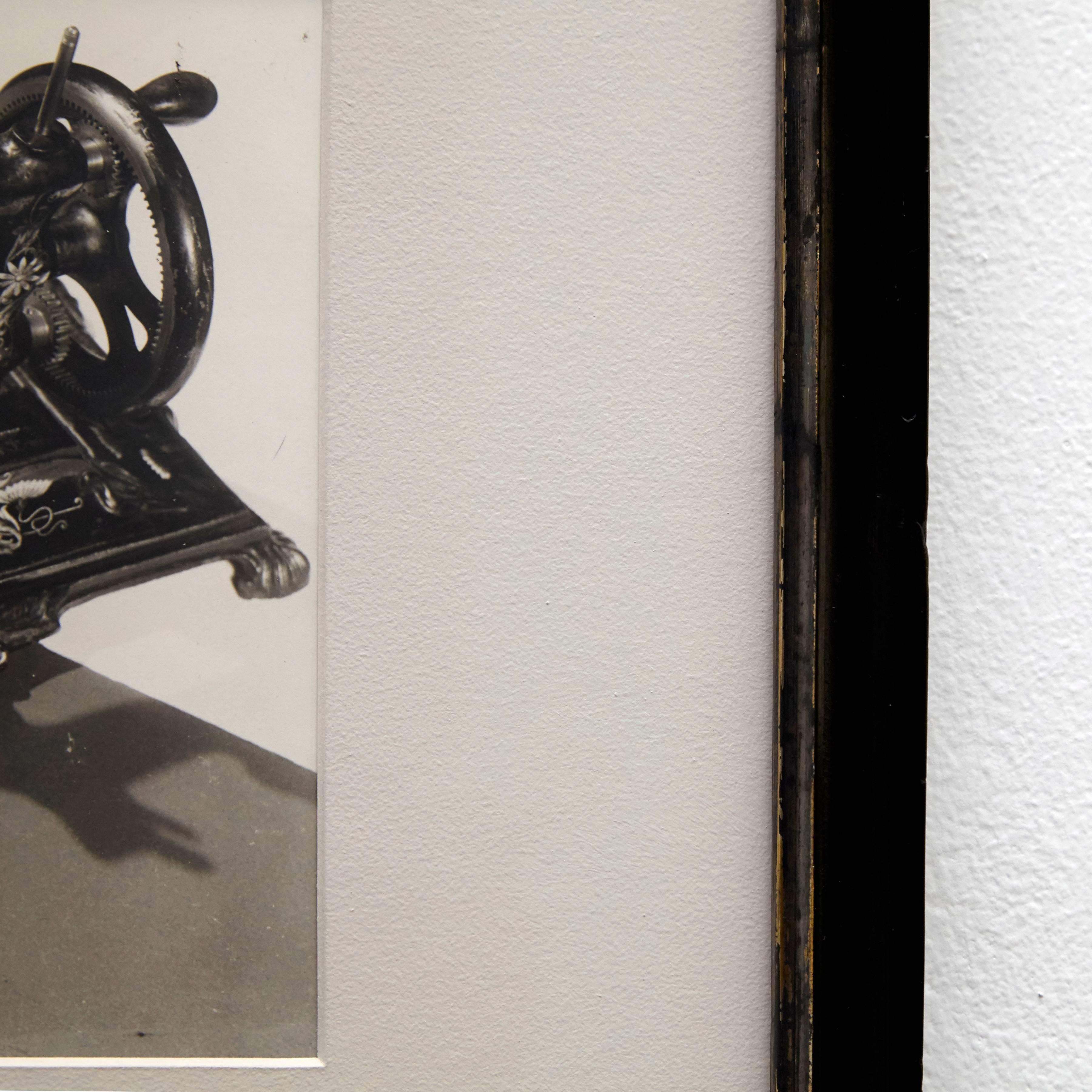 Man Ray Surrealistische gerahmte Schwarz-Weiß Fotografie 'Hommage a Lautréamont' (Französisch) im Angebot