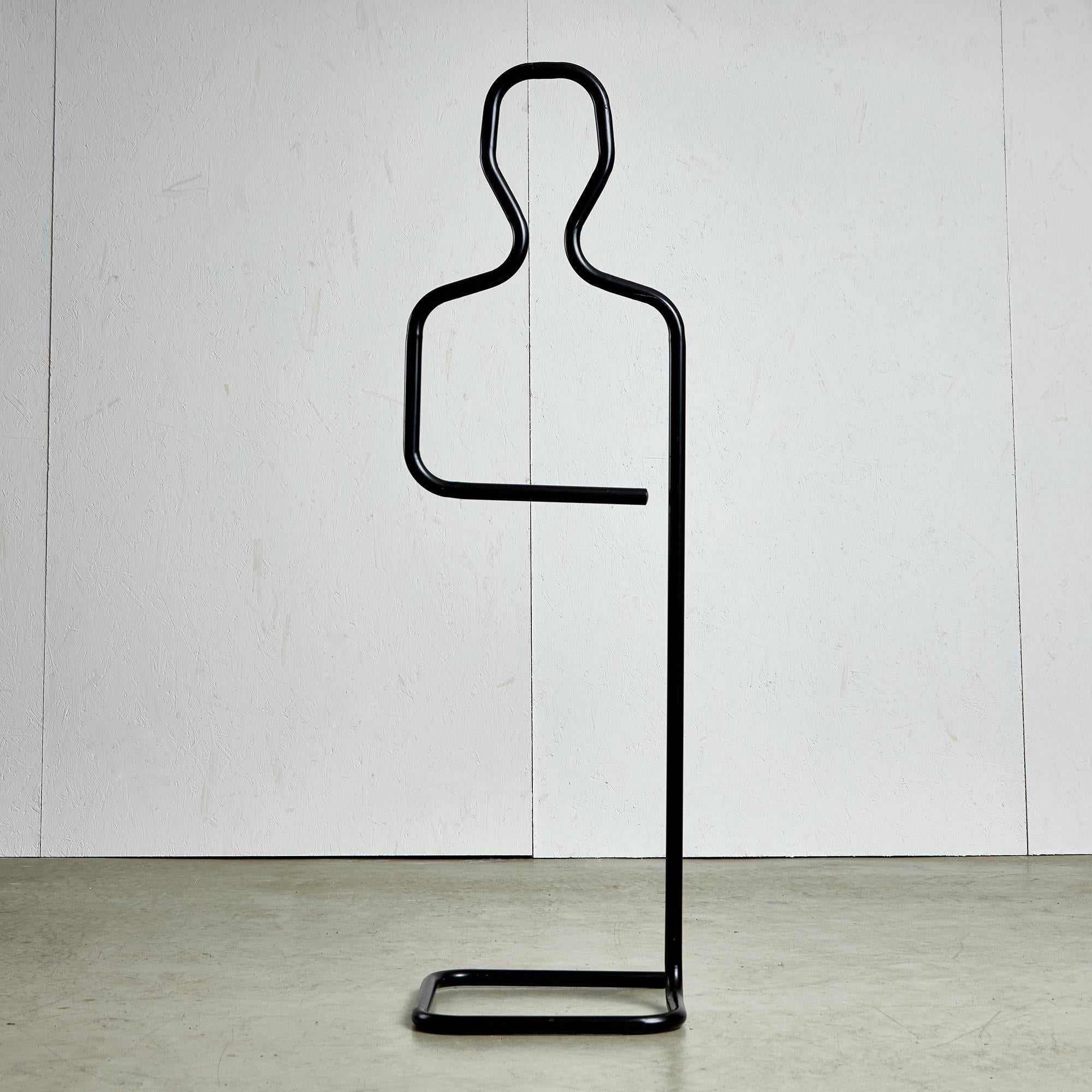 Voici le Silhouette Stand - un porte-manteau postmoderne en forme de bonhomme, qui rappelle les années 1980. Cette pièce est un mélange de style et d'utilisation quotidienne. Fabriqué en métal léger, le support Silhouette accueille vos manteaux,