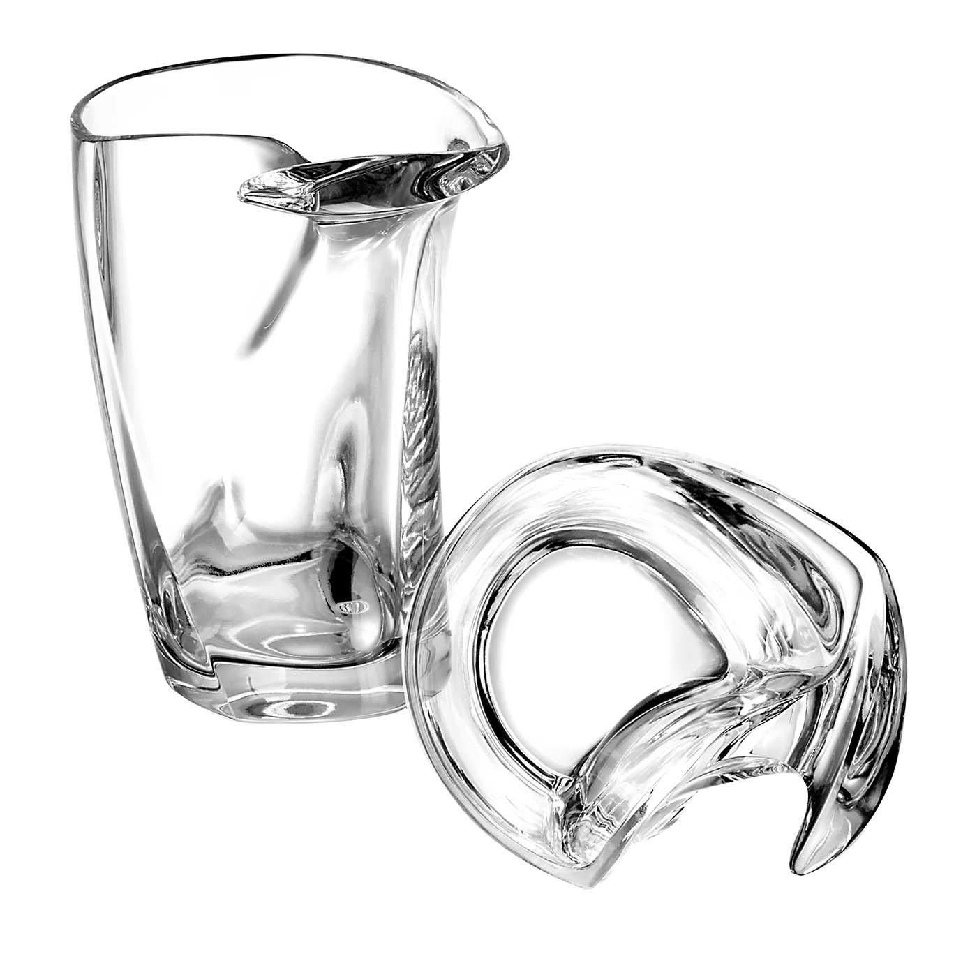 This beer mug is a one-of-a-kind objet d'art by Marcello Mantengoli. A collector's piece that will infuse any dining set with refined sophistication, it is handcrafted of clear glass. Ergonomic and practical, it showcases a unique handle of strong