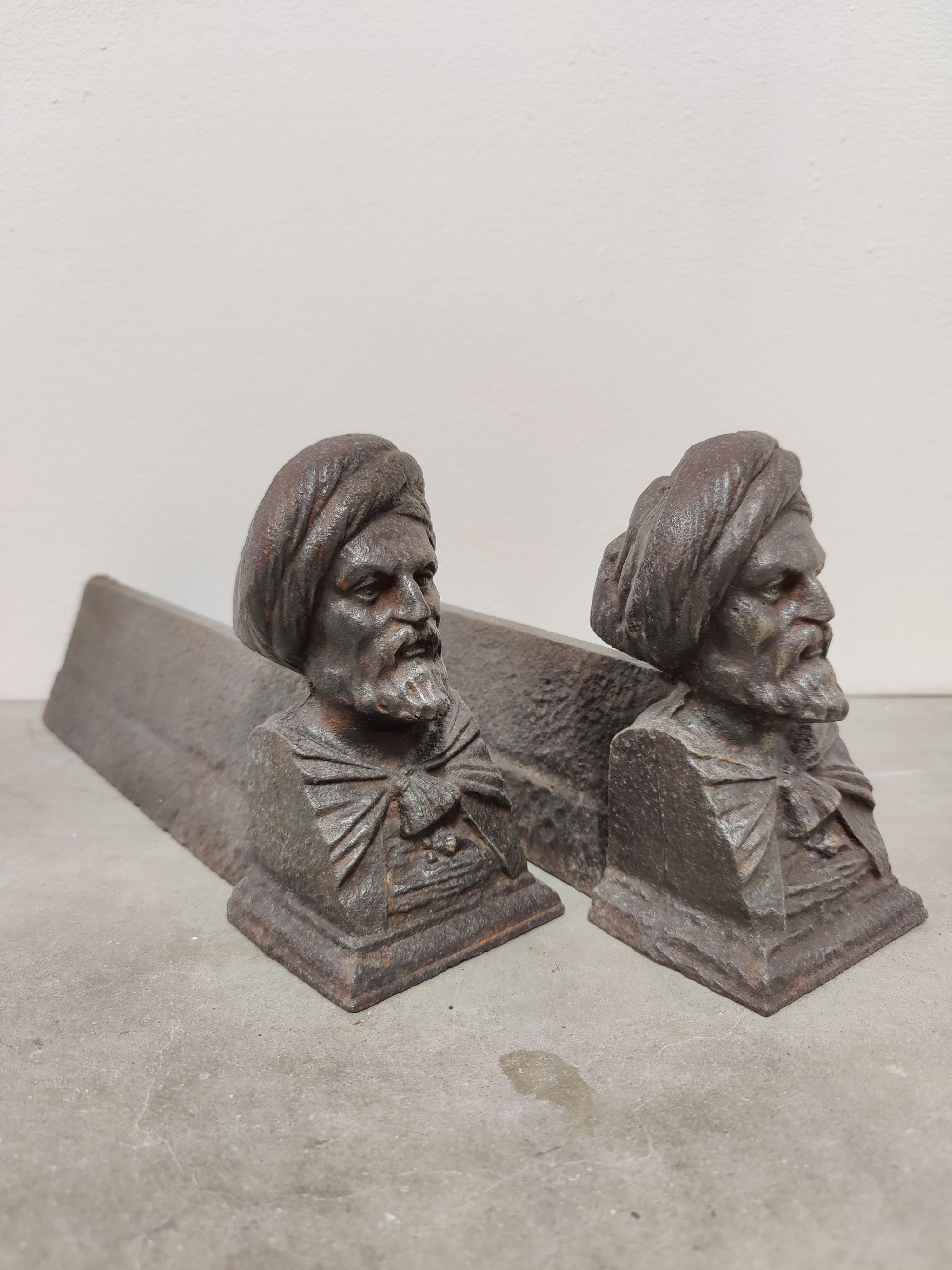 Antique French Andirons, un homme avec un turban et une belle barbe.

Poids : 14 lbs / 6 kg.

Sur demande, ils peuvent être réalisés en noir / étain.

