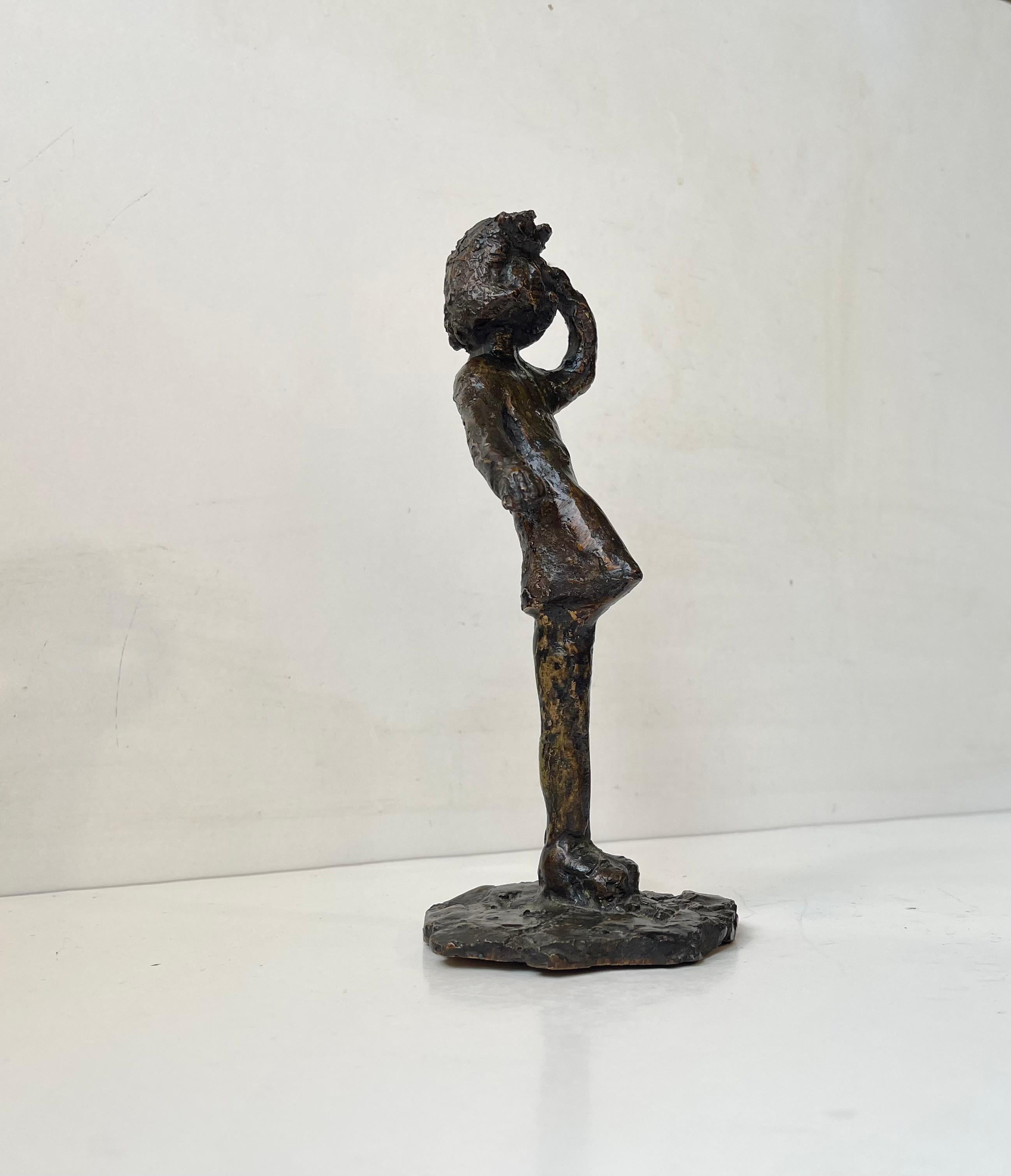 Remarquable bronze coulé à partir d'un moule en plâtre/céramique réalisé à main levée. Une technique inspirée de l'icône suisse Alberto Giacometti. Elle est signée par un artiste/sculpteur danois/scandinave non identifié. Dimensions : H : 21 cm,