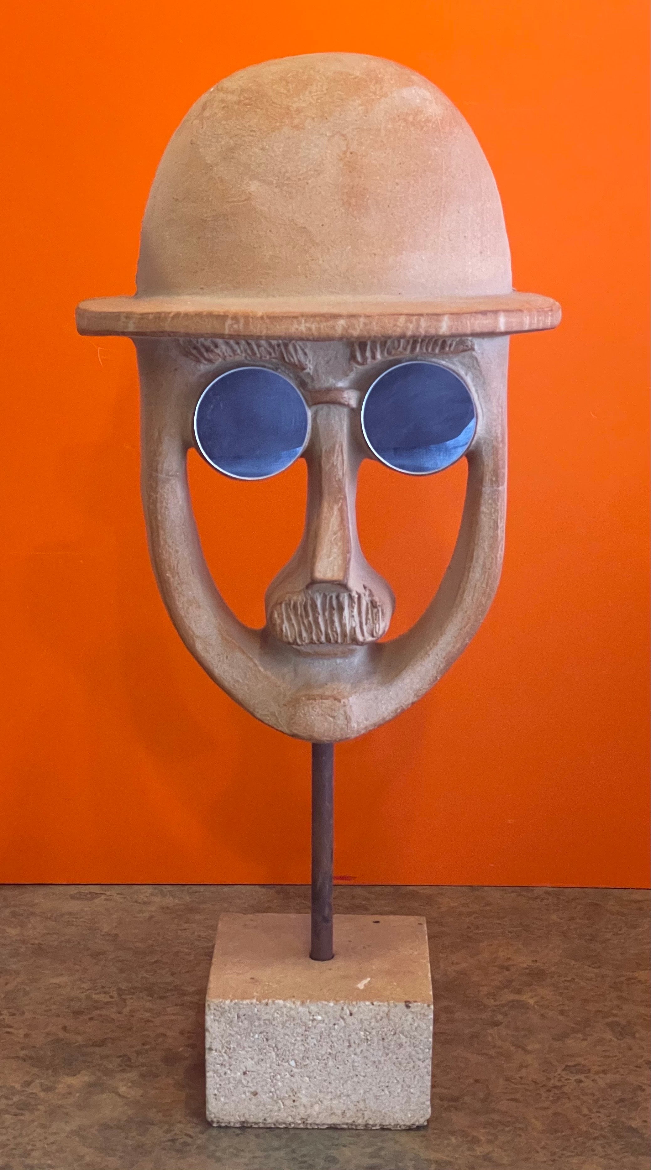 „Man with Bowler Hat“ Steingut-Skulptur von David Gil für Bennington Pottery (Handgefertigt) im Angebot