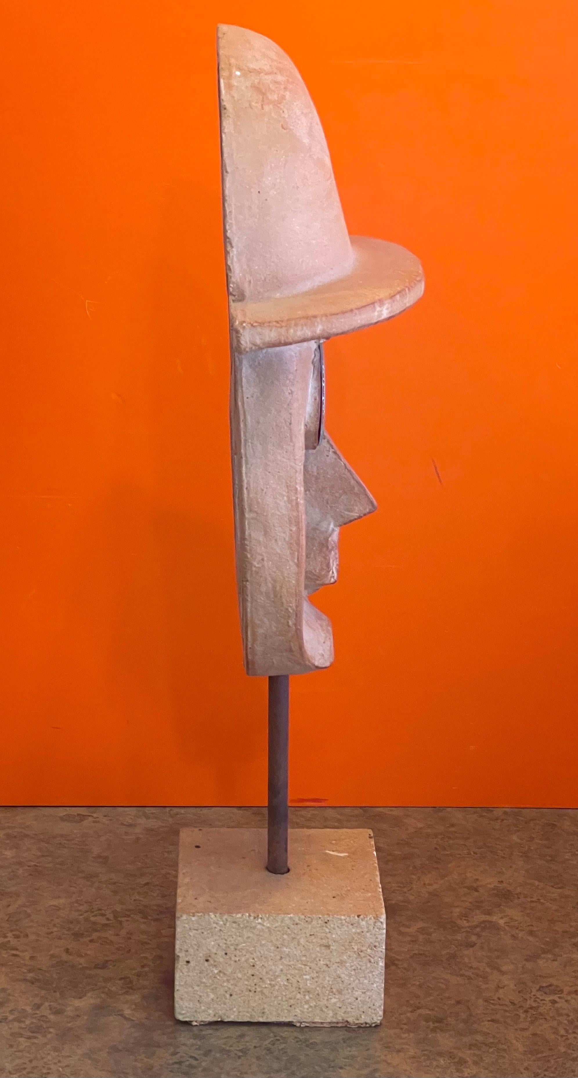 „Man with Bowler Hat“ Steingut-Skulptur von David Gil für Bennington Pottery (20. Jahrhundert) im Angebot
