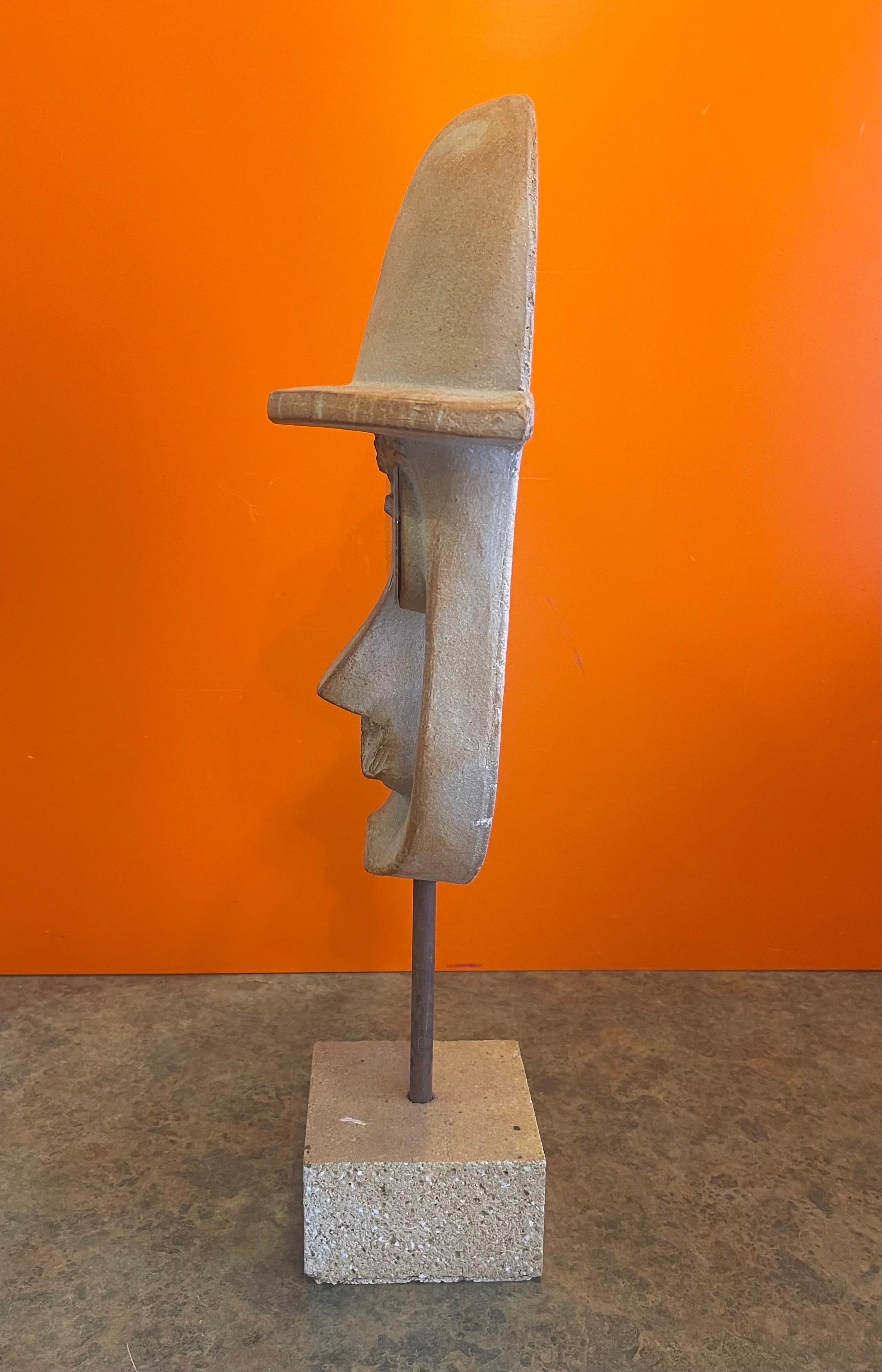 „Man with Bowler Hat“ Steingut-Skulptur von David Gil für Bennington Pottery im Angebot 1