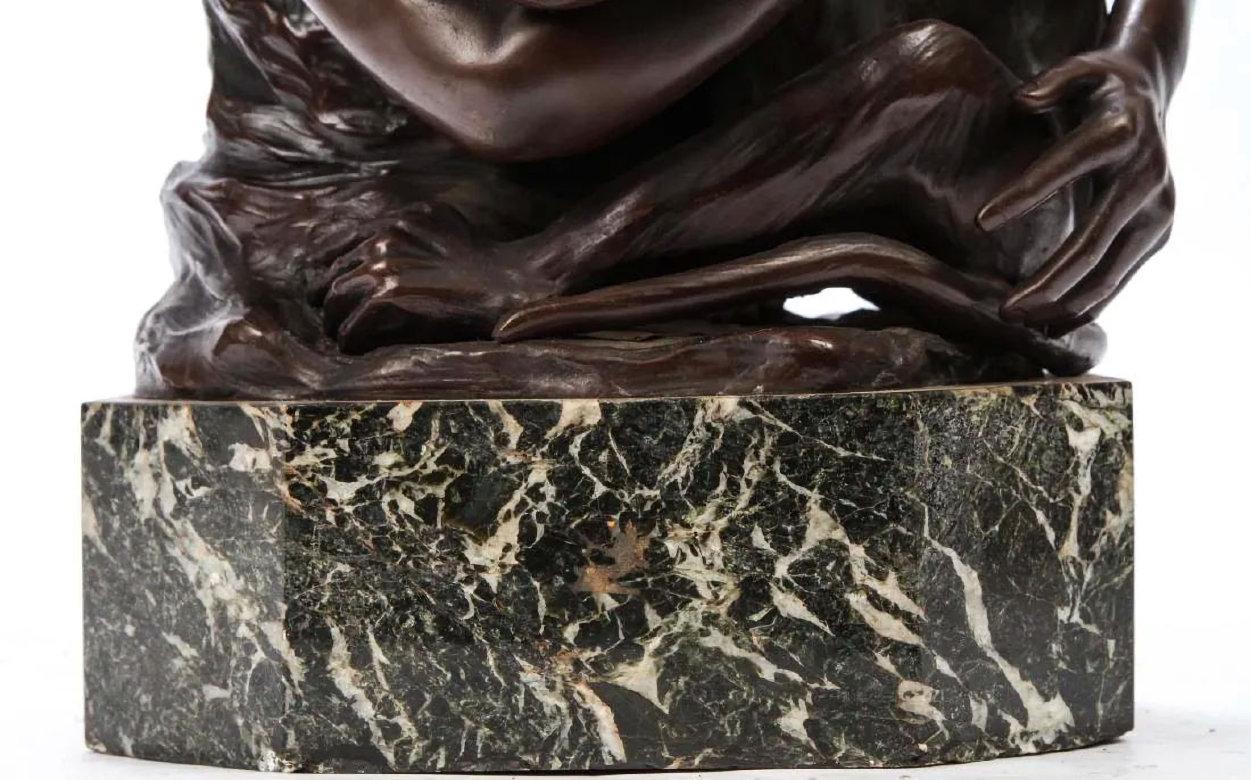 Uomo con scimpanzé Scultura in bronzo e marmo di Sandor In condizioni buone in vendita a New York, NY