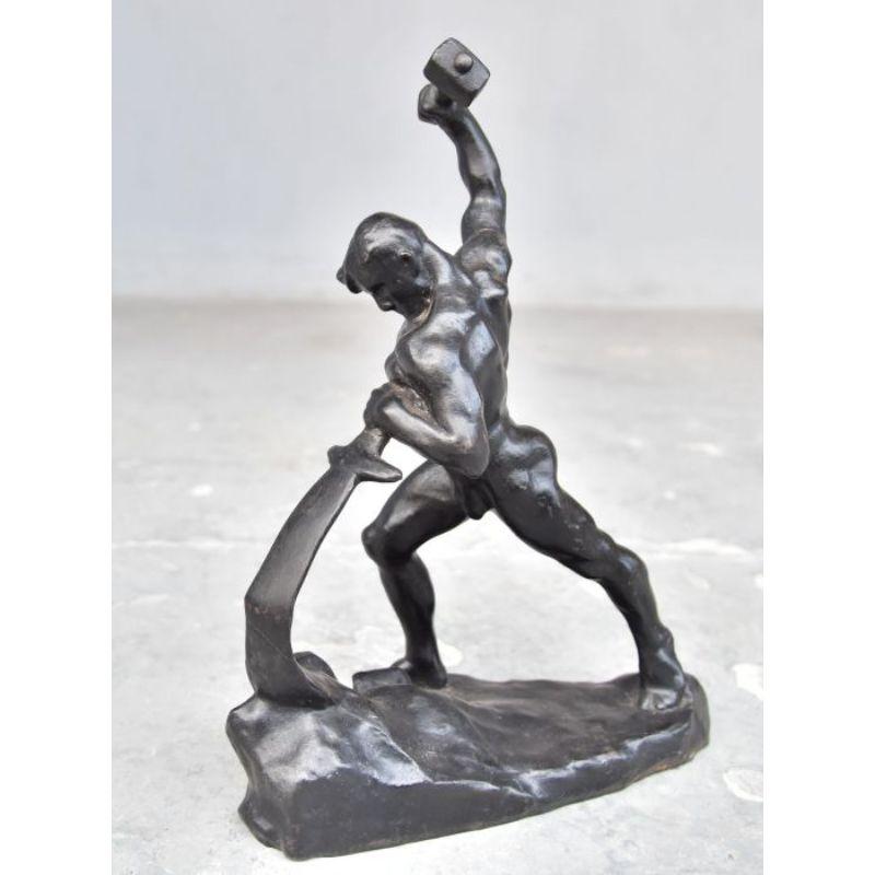 Man at the effort Expressionist cast iron dated and signed 1976 with a height of 28 cm for a width of 21 c and a depth of 10 cm.

Additional information:
Material: cast iron (iron, aluminum)