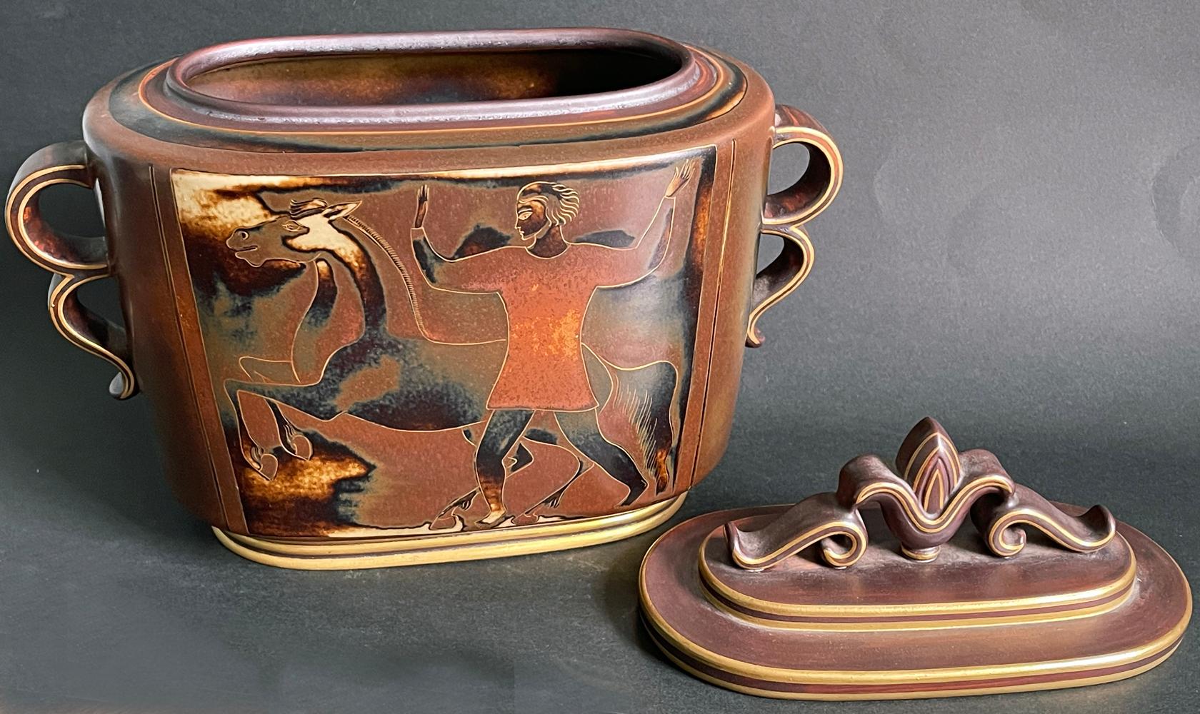Auffällige Art-Déco-Urne mit Deckel von Nylund für Rorstrand „Man, Frau und Pferde“ (Glasiert) im Angebot